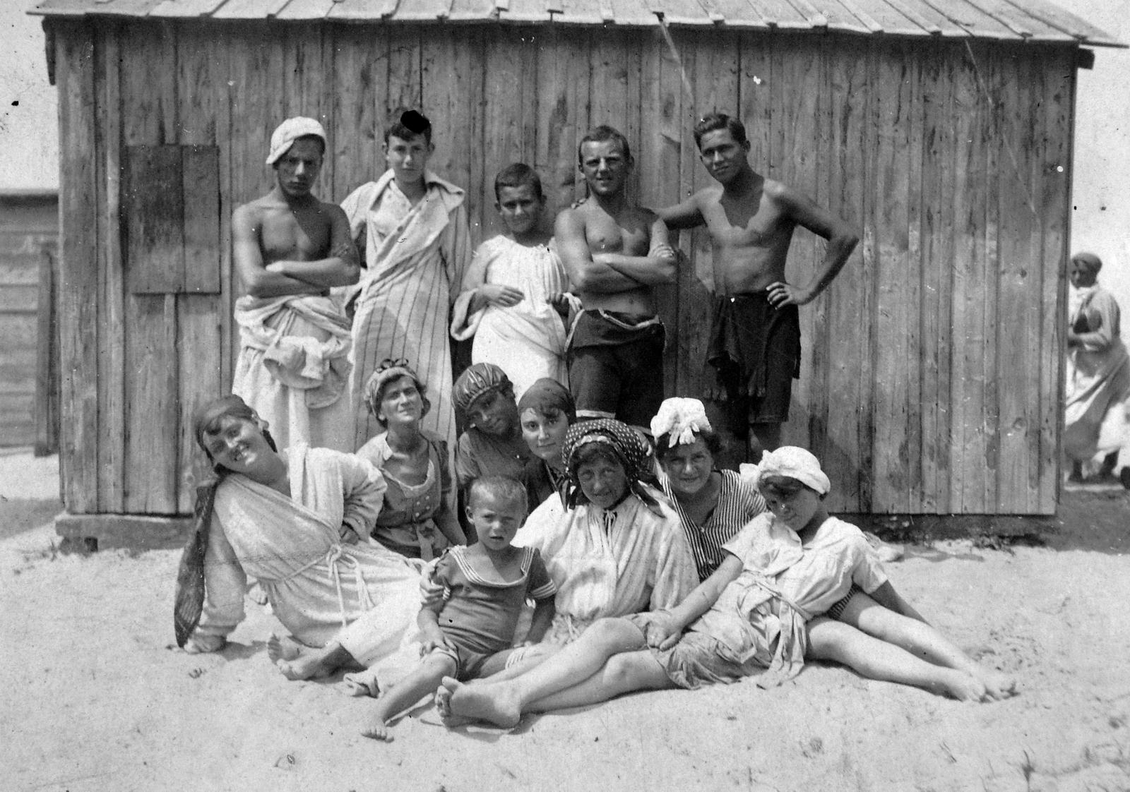 1920, Fortepan, strand, fürdőruha, nők, férfiak, öltözőkabin, nyár, vidámság, gyerekek, fürdősapka, fürdőköpeny, homok, karba tett kéz, karok a vállon, Fortepan #9414
