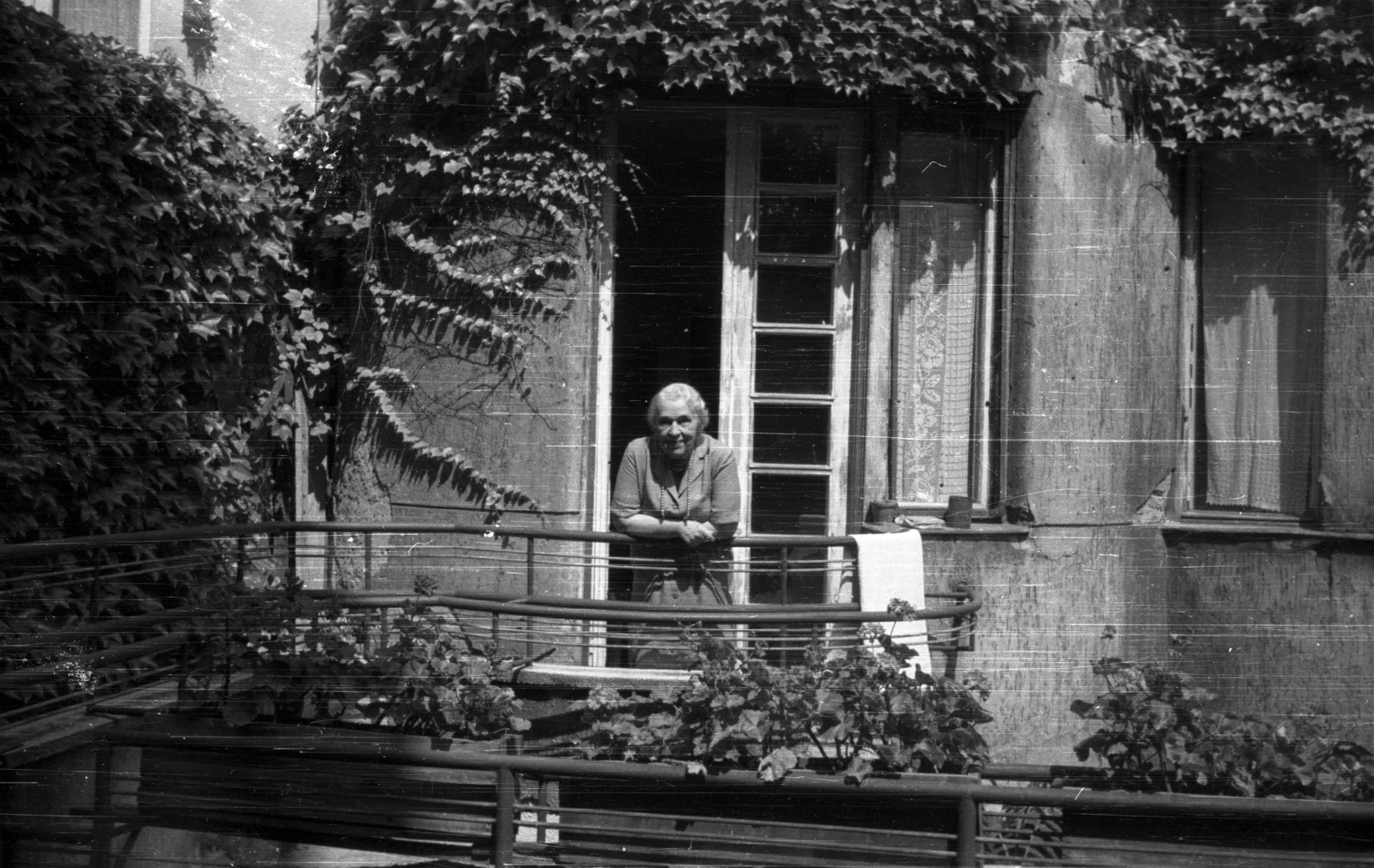 1960, Hetényi Zsuzsa, portrait, courtyard balcony, railing, lady, prop up on elbows, Fortepan #94150