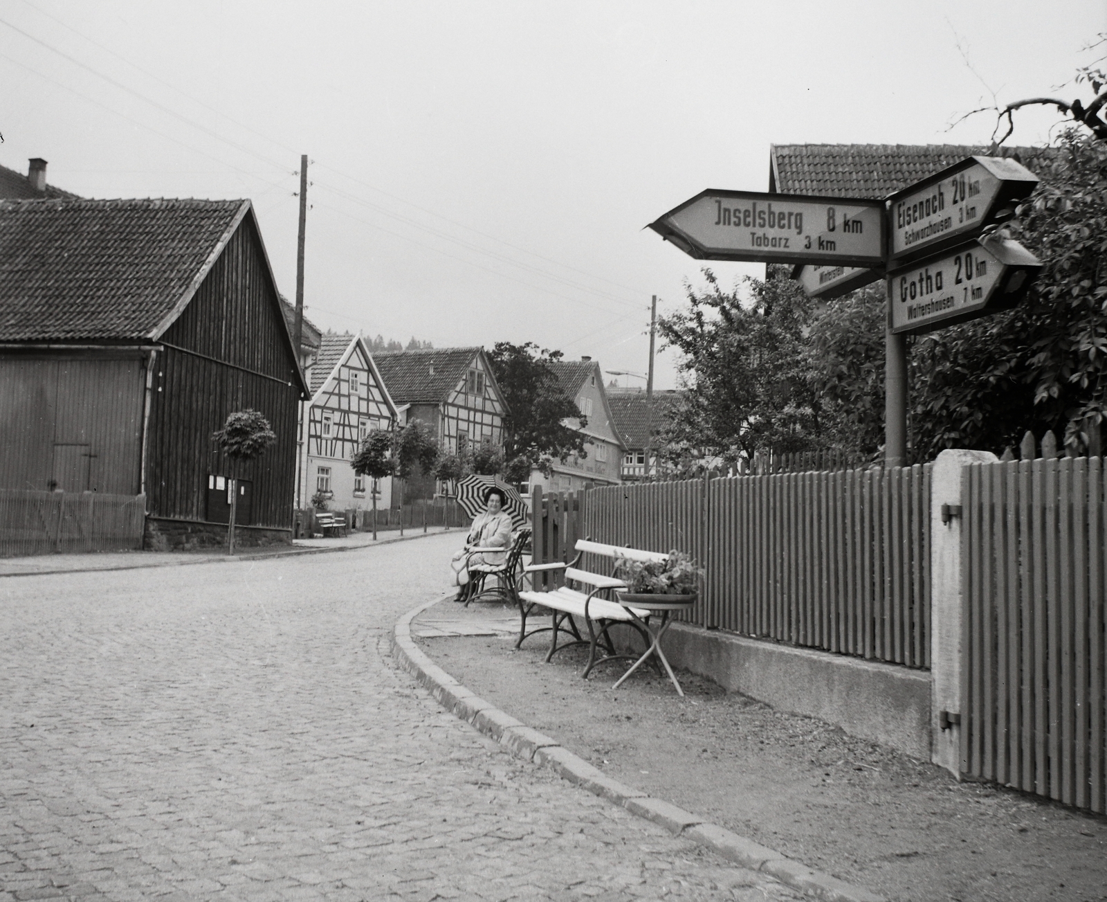 Németország, Waltershausen, Winterstein, Waltershäuser Strasse, balra a Fischbacher Strasse torkolata., 1964, Hetényi Zsuzsa, útjelző tábla, NDK, Fortepan #94159