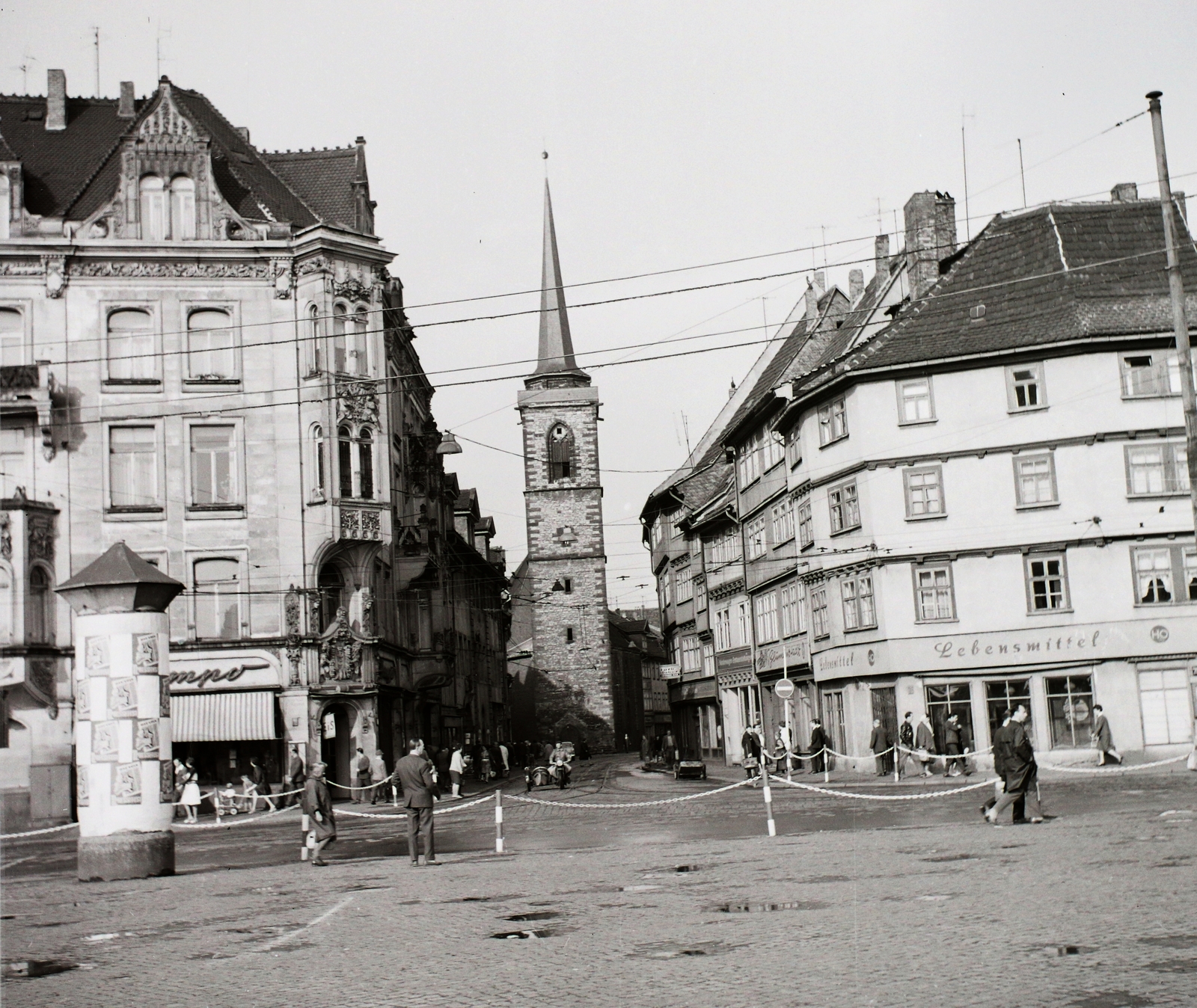 Németország, Erfurt, Domplatz, szemben a Marktstrasse és a Mindenszentek-templom (Allerheilegenkirche)., 1964, Hetényi Zsuzsa, NDK, Fortepan #94162