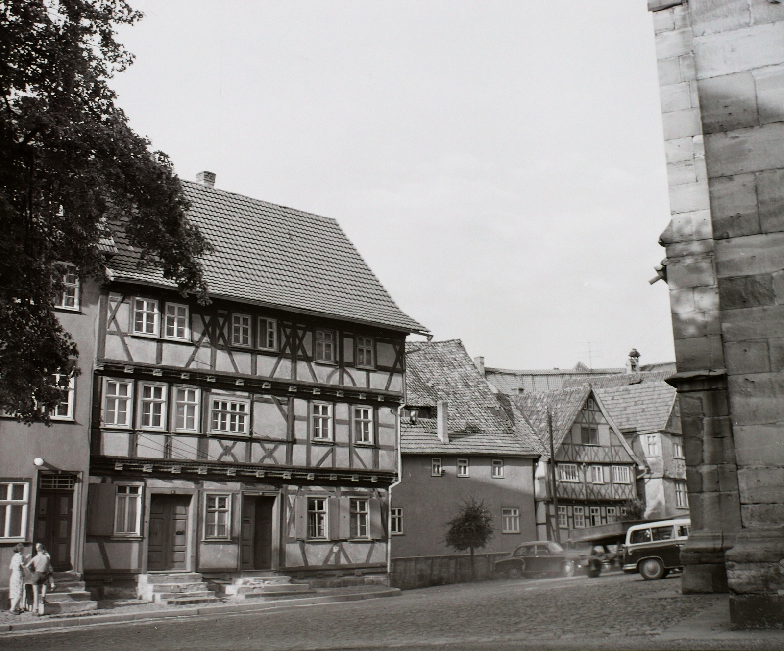 Germany, Schmalkalden, Kirchhof, balról a 8., 9. és 10. számú ház, jobbra a Szent György-templom sarka (Stadtkirche St. Georg) látszik., 1964, Hetényi Zsuzsa, GDR, Fortepan #94166