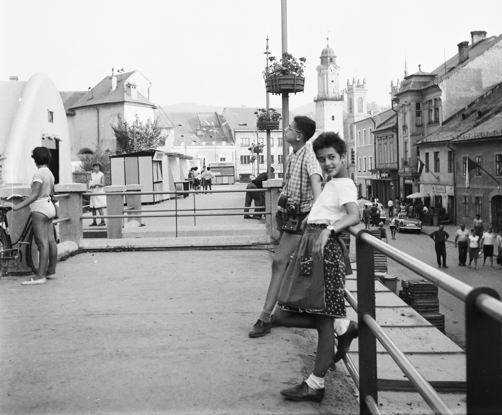 Slovakia, Banská Bystrica, Námestie Štefana Moyzesa (egykor Mátyás tér), háttérben a Szlovák Nemzeti Felkelés (Slovenského národného povstania) terén (egykor IV. Béla király tér) az Óratorony., 1964, Hetényi Zsuzsa, Czechoslovakia, posture, clock tower, Fortepan #94167