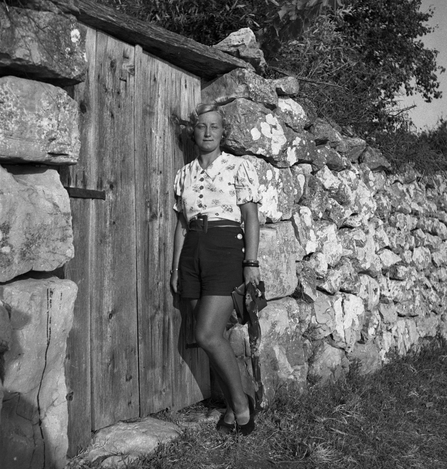 1935, Szerdahelyi Márk, fashion, gate, lady, stone wall, Fortepan #94190