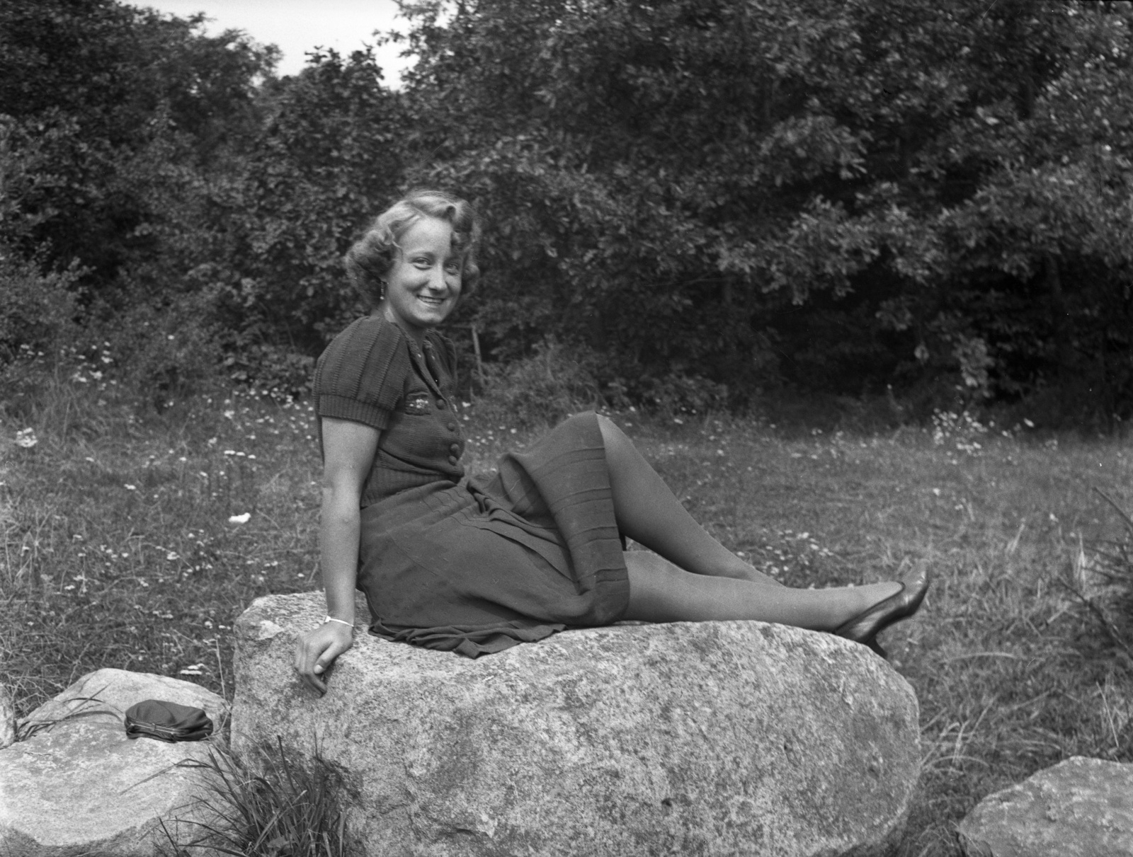 1938, Szerdahelyi Márk, portrait, handbag, rock, lady, glade, sitting on a rock, posture, Fortepan #94191