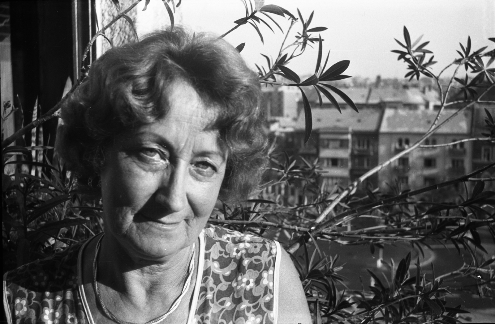 Hungary, Budapest XII.,Budapest II., Krisztina körút 2-4. számú ház erkélye a ház Széll Kálmán (Moszkva) tér felöli oldalán., 1968, Szerdahelyi Márk, portrait, woman, oleander, Budapest, Fortepan #94196