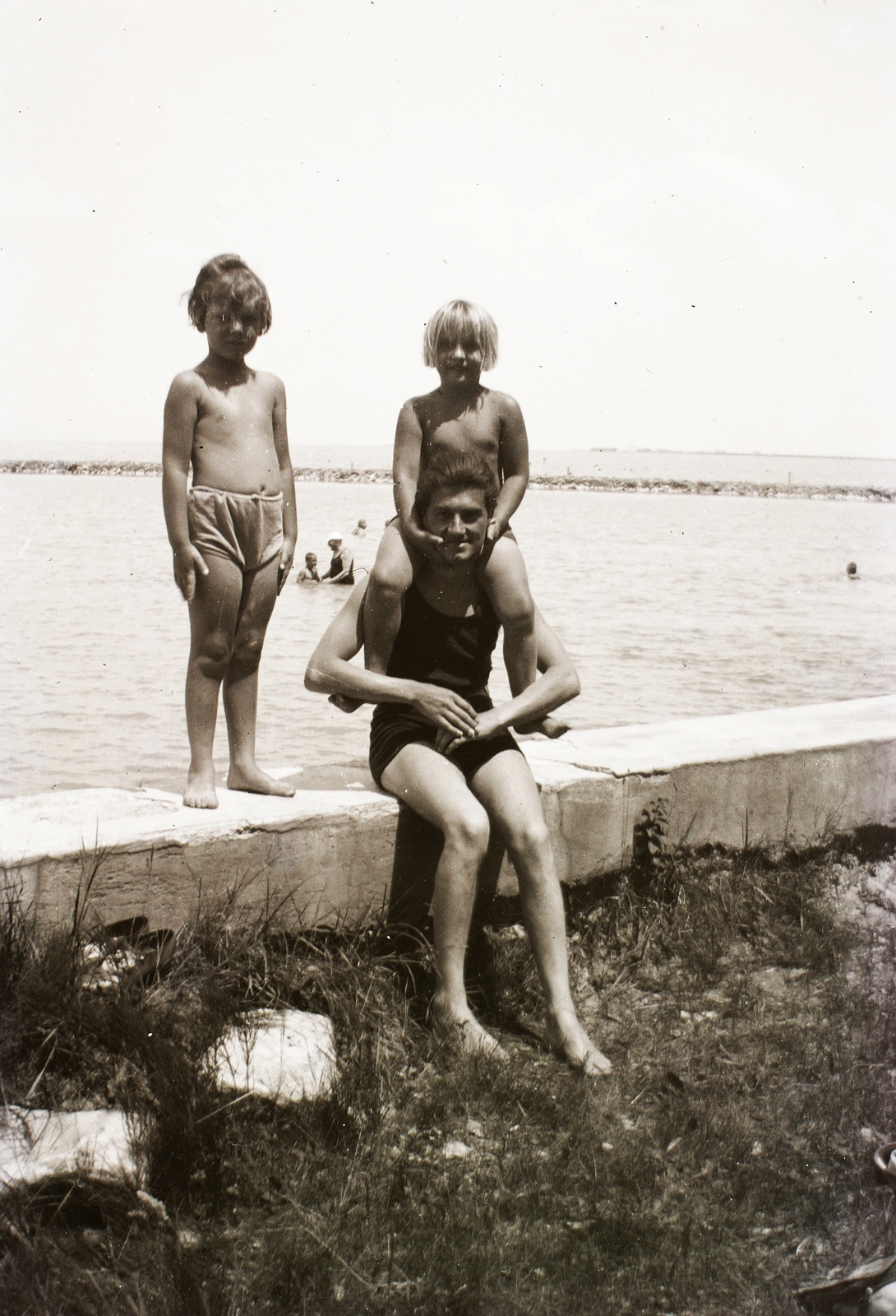 Hungary, Balatonföldvár, a felvétel a Galamb-szigeten készült., 1927, Turbéky Eszter, bathing suit, tableau, bathing, kids, man, shore, sitting on the shoulders, Lake Balaton, Fortepan #94215