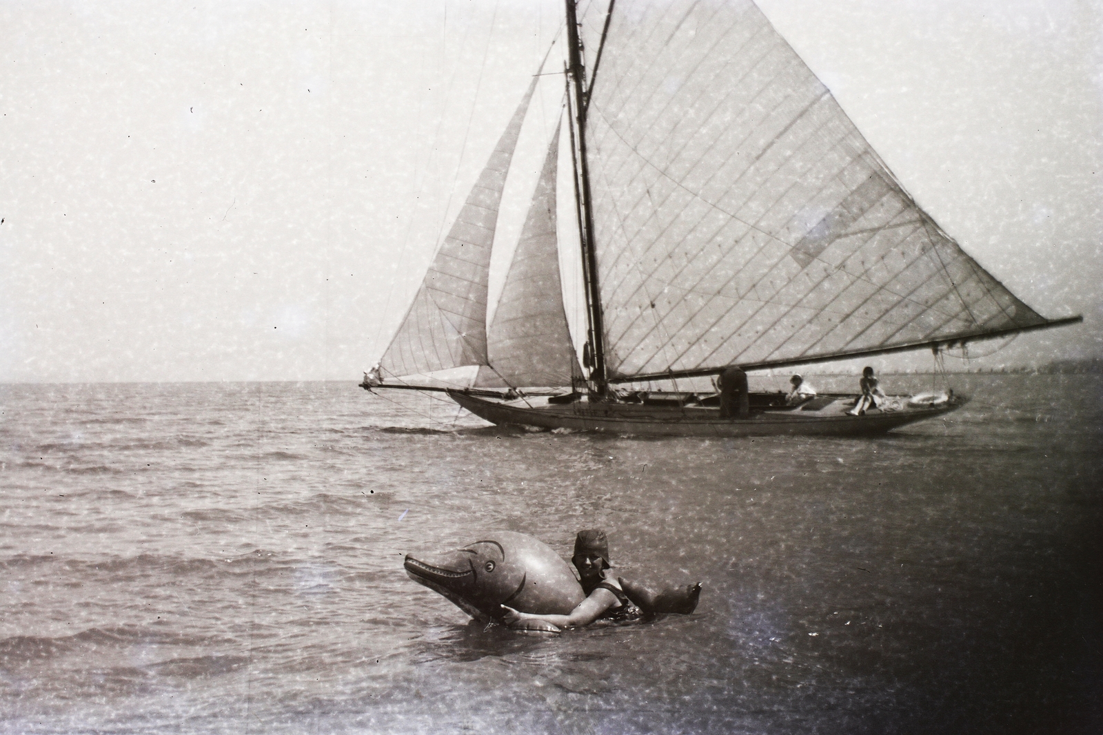 Hungary,Lake Balaton, Kishamis vitorláshajó., 1935, Turbéky Eszter, beach stuff, sailing, Fortepan #94219