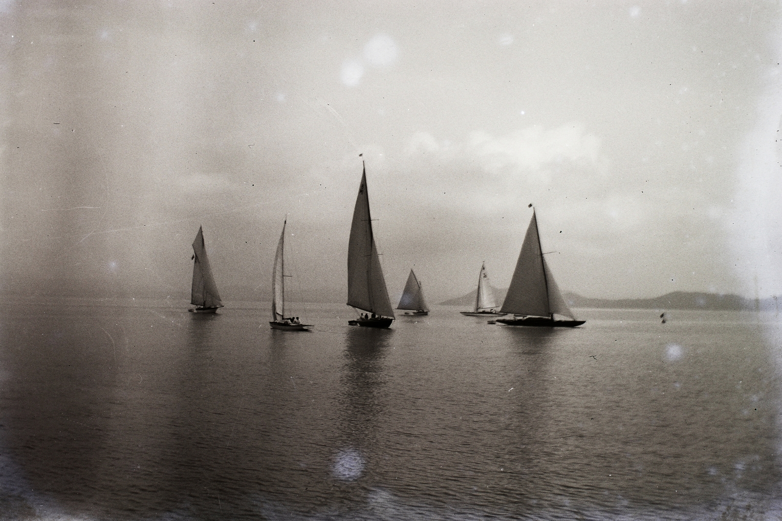 Hungary, Balatonföldvár, vitorlásverseny, háttérben a Tihanyi-félsziget., 1935, Turbéky Eszter, sailboat, sailing, Fortepan #94220