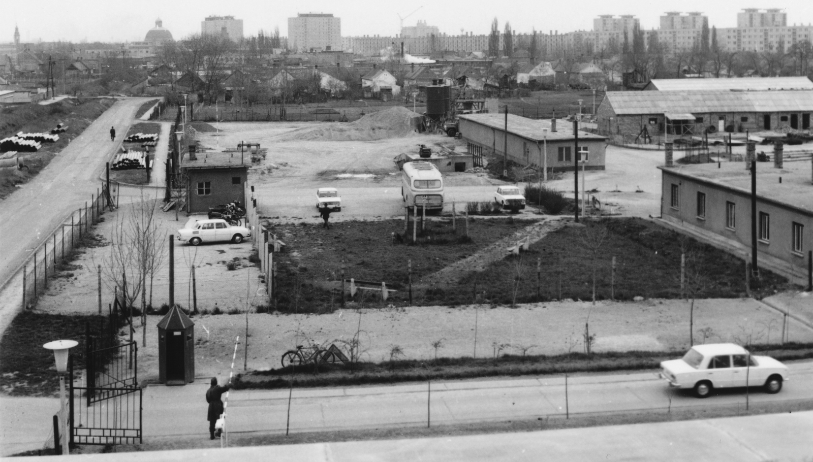 Hungary, Székesfehérvár, Bakony utca a Tátra utca felé nézve, háttérben a Prohászka Ottokár emléktemplom kupolája látszik., 1973, Építésügyi Dokumentációs és Információs Központ, bicycle, blocks, concrete block of flats, barrier, sentry-box, Fortepan #94246