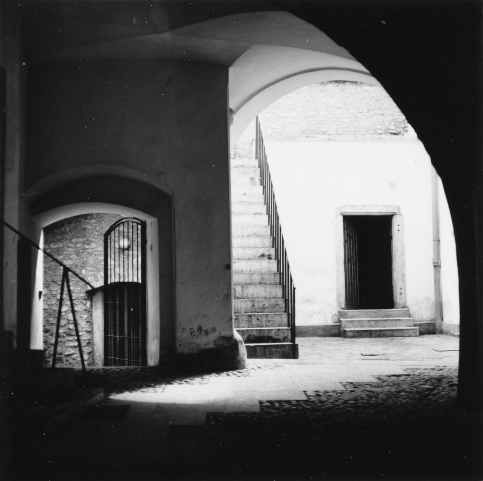 Hungary, Sopron, Új utca 7., 1970, Építésügyi Dokumentációs és Információs Központ, arch, architecture, architectural heritage, yard, stairs, Fortepan #94255