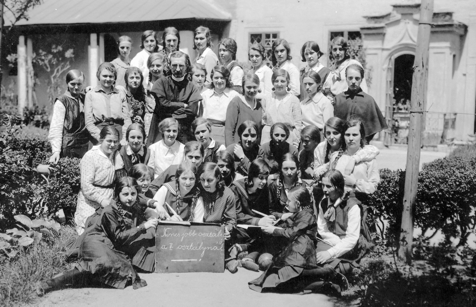 1920, Fortepan, kert, pap, osztálykép, nyár, lányosztály, kápolna, tanár, Fortepan #9426