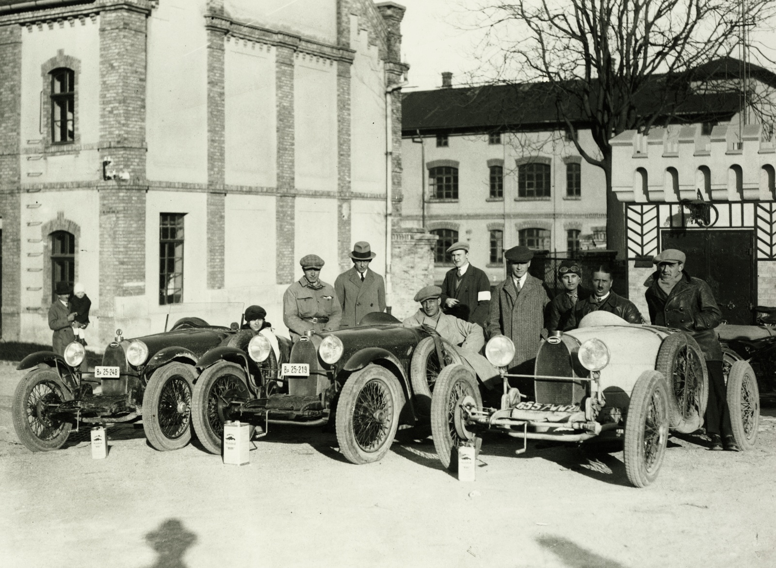 Hungary, Budapest I., Zsolt utca 9., Bugatti vezérképviselet, a sötét autók között kalapban gróf Salm Hermann a képviselet vezetője. A világosszínű autótól balra Lovag Haupt Károly autóversenyző, a képviselet műszaki vezetője. Motoros szemüveggel Urbach László a kor ismert versenyzője, később a Mátra motorok, majd a Berva robogó tervezője. Világos szövetkabátban Feledy Pál nemzetközi hírű versenyző. Jobb szélén Zsótér Bertalan motorversenyző., 1928, Zsótér László, armband, automobile, Bugatti-brand, number plate, Budapest, Mobiloil-brand, Fortepan #94260