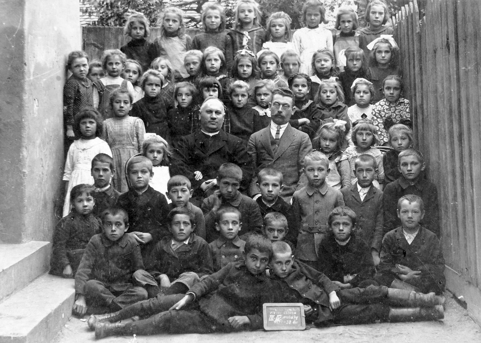 Magyarország, Halászi, római katolikus elemi iskola, csoportkép a III-IV. osztályról, 1921-22 tanév., 1922, Fortepan, osztálykép, Fortepan #9429