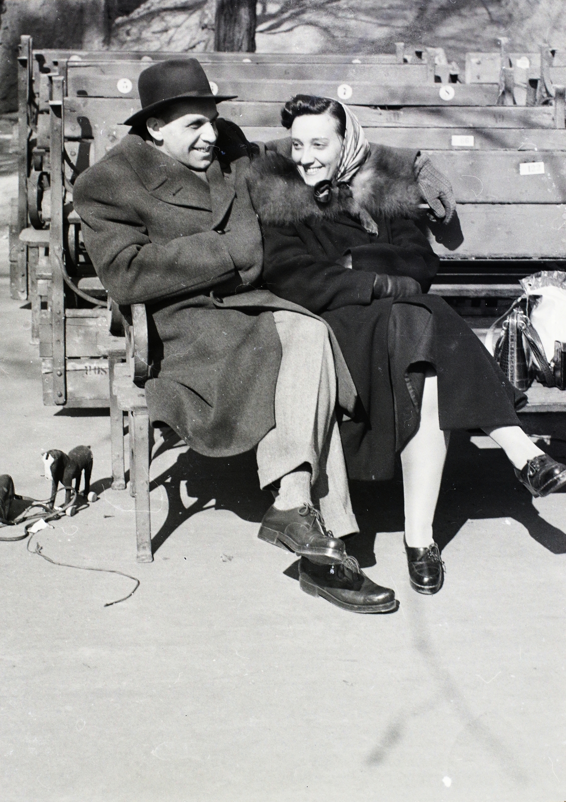 Hungary, Zoo, Budapest XIV., 1954, Vaskapu utca, man and woman, bench, toy animal, fur, Budapest, Fortepan #94314