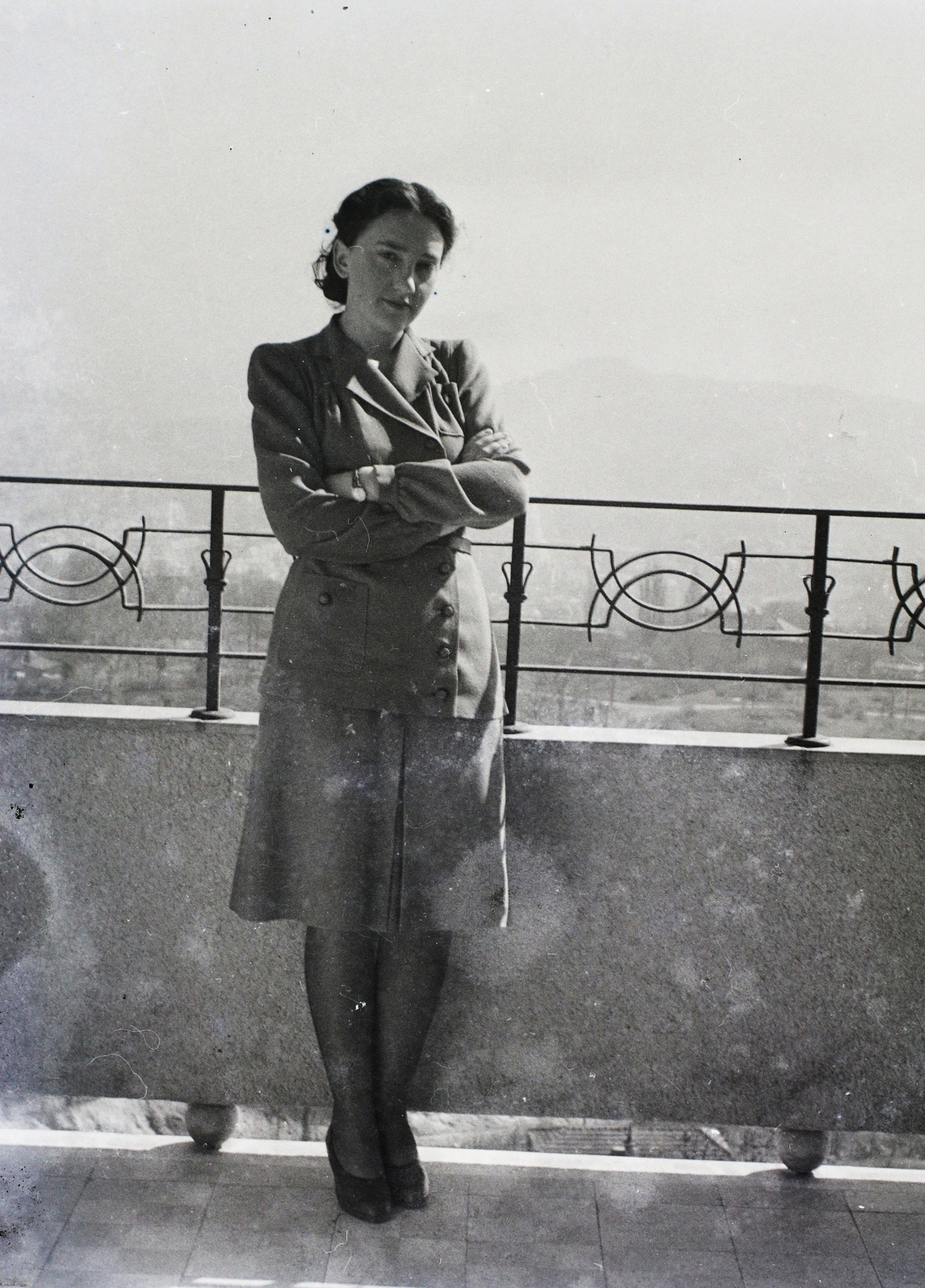 Hungary, Budapest XII., Melinda út 30-32., a felvétel a Melinda társas-üdülőház egyik erkélyén készült., 1942, Vaskapu utca, Budapest, arms crossed over the chest, Fortepan #94333