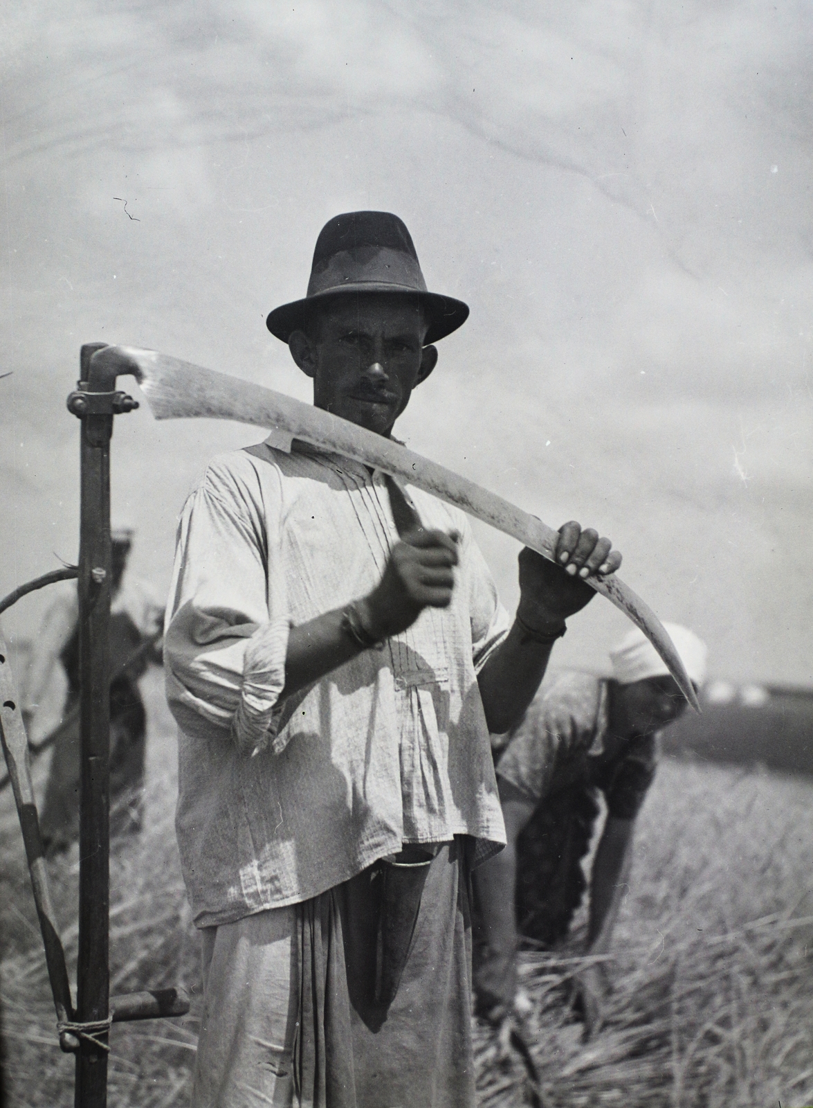 1939, Vaskapu utca, mezőgazdaság, aratás, kasza, fenés, fenőkő, kaszakő, Fortepan #94341