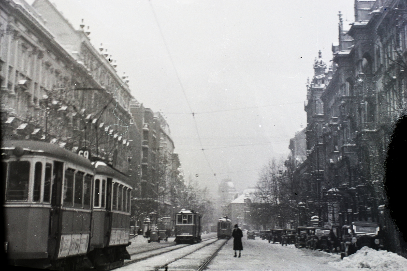 Magyarország, Budapest VIII.,Budapest VII., Rákóczi út az Astoria kereszteződés irányából a Blaha Lujza tér felé nézve., 1940, Vaskapu utca, tél, utcakép, villamos, Budapest, viszonylatszám, Fortepan #94347