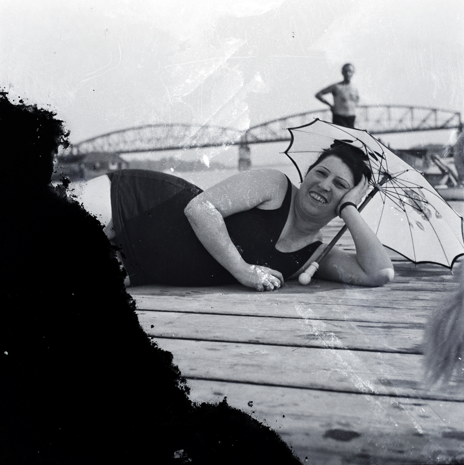 Hungary, Budapest III., Római part, háttérben az Újpesti vasúti híd., 1938, Vaskapu utca, portrait, bathing suit, sunshades, railway bridge, pier, shore, lady, Budapest, prop up the head, erroneous photo, Fortepan #94348