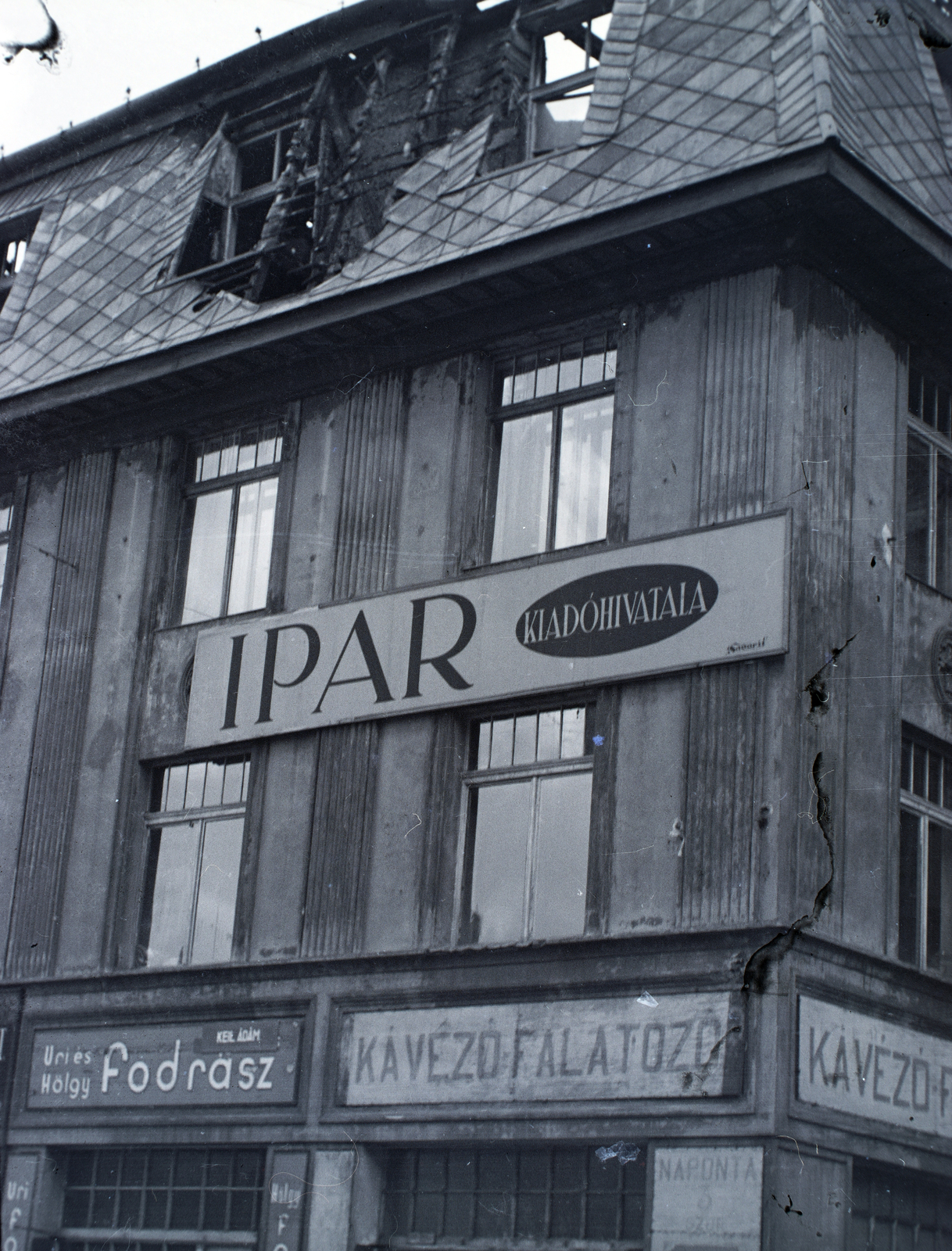 Magyarország, Budapest V., Szabadság tér 7. - Sas utca 29. saroképület, az Ipar című közgazdasági hetilap kiadóhivatala., 1944, Vaskapu utca, hirdető tábla, palatető, manzárd, Budapest, tetőtér beépítés, Fortepan #94353