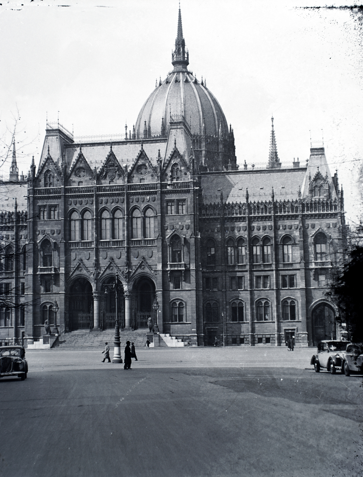 Magyarország, Budapest V., Parlament az Alkotmány utcából nézve., 1939, Vaskapu utca, Steindl Imre-terv, neogótika, eklektikus építészet, Budapest, Fortepan #94355