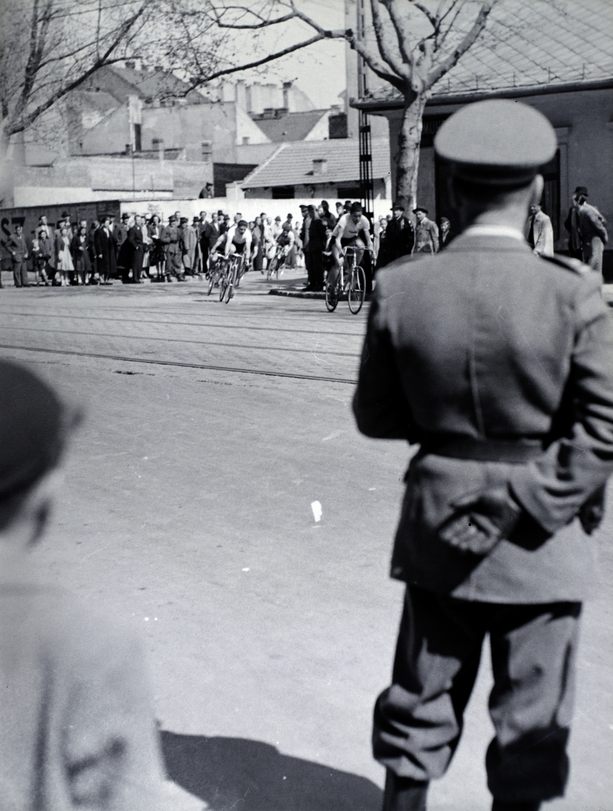 1947, Vaskapu utca, street view, cop, audience, bicycle race, racing bicycle, back, Fortepan #94356