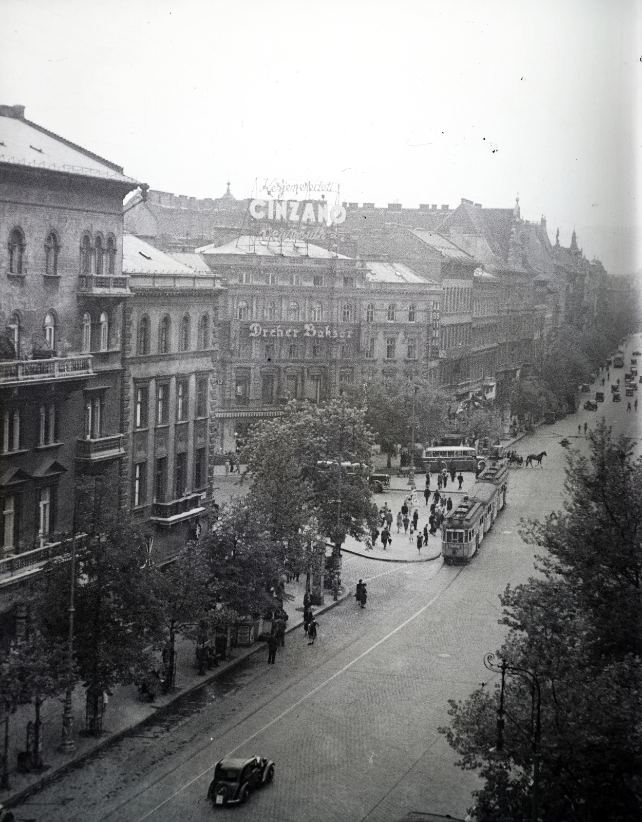 Hungary, Budapest VI., Teréz körút az Erzsébet körút felől nézve, középen az Oktogon., 1940, Vaskapu utca, tram, Cinzano-brand, Budapest, Fortepan #94360