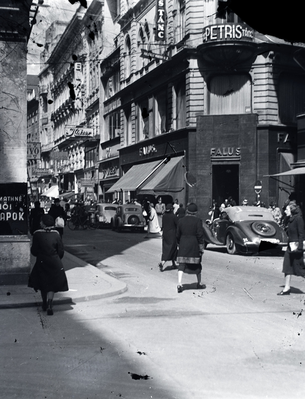 Hungary, Budapest V., Váci utca a Piarista utcától nézve, jobbra a Párizsi utca torkolata., 1942, Vaskapu utca, automobile, Budapest, Fortepan #94361