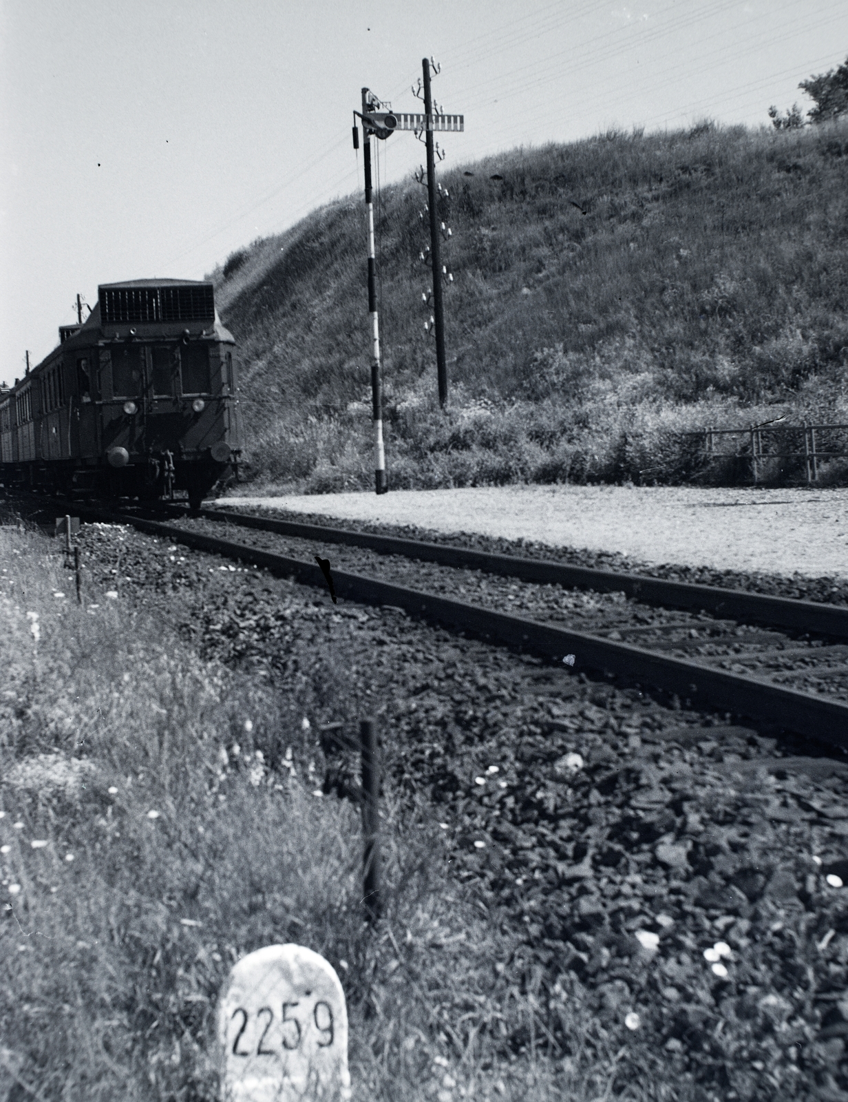 Hungary, Balatonvilágos, vasútállomás., 1939, Vaskapu utca, railway, rail signal, MÁV Abymot series, Fortepan #94368