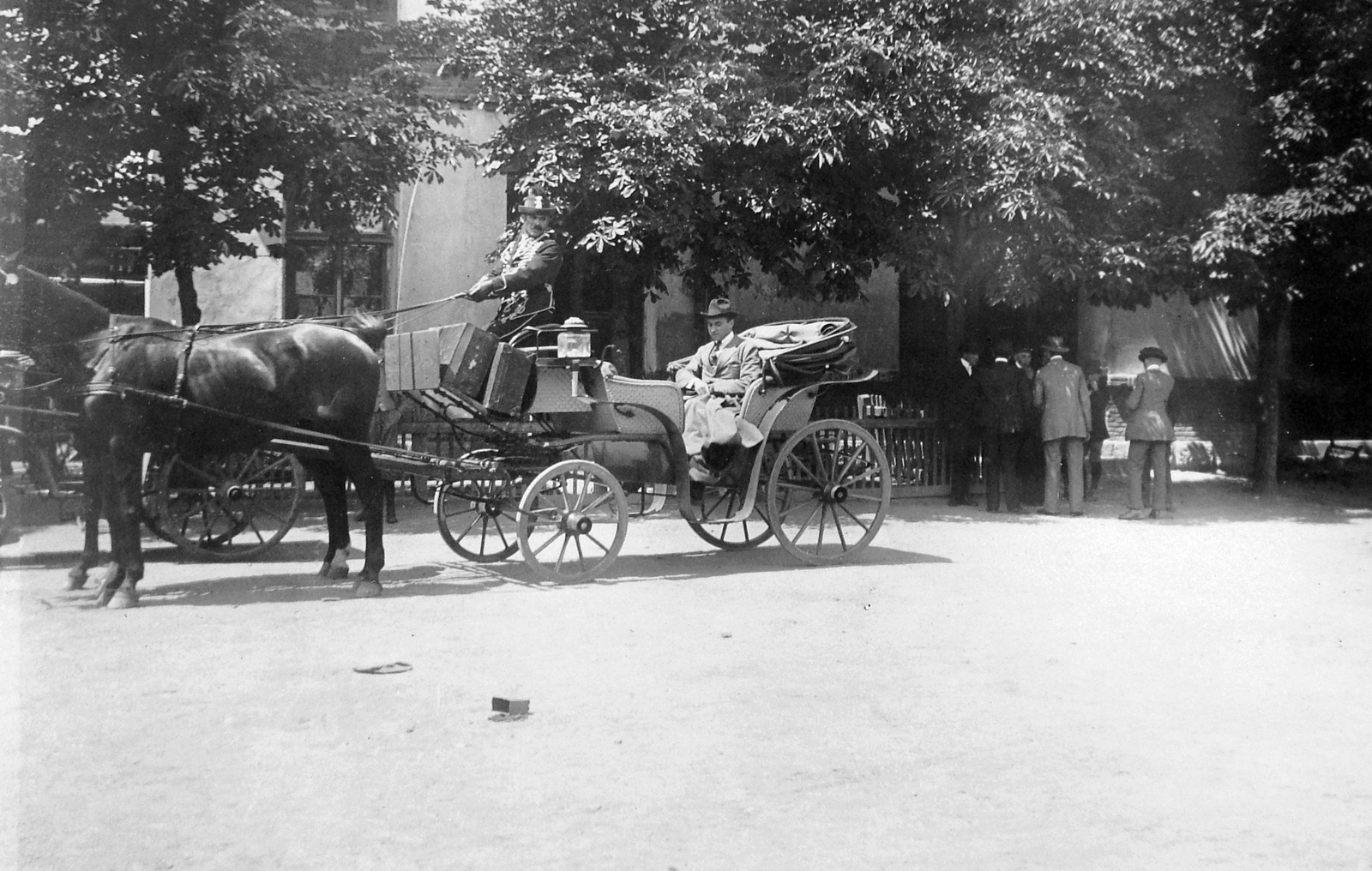 1920, Fortepan, ló, hintó, férfiak, tér, gesztenyés, bőrönd, fogat, nyár, utazás, férfi, kocsis, Fortepan #9437