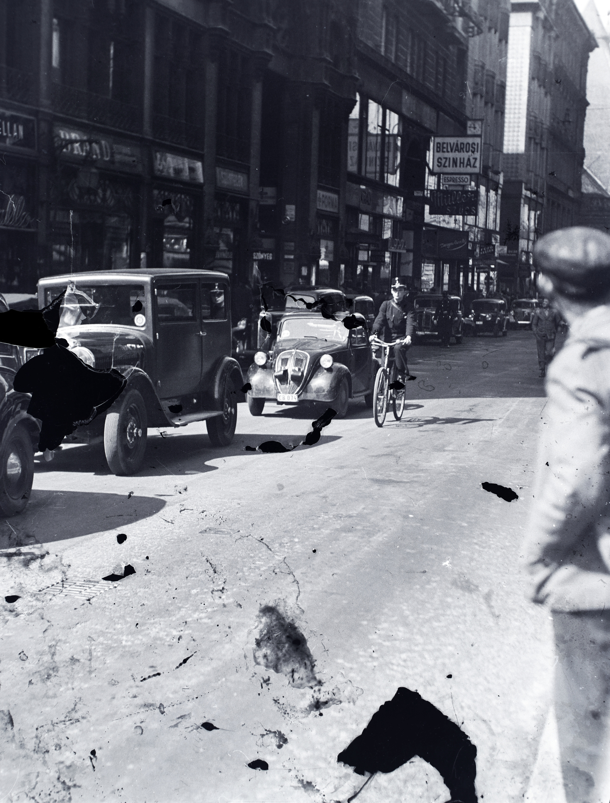 Magyarország, Budapest V., Petőfi Sándor utca a Kossuth Lajos utca felől nézve., 1942, Vaskapu utca, kerékpár, színház, Fiat-márka, rendőr, automobil, Fiat 500 Topolino, Budapest, Belvárosi Színház, kerékpáros rendőr, Fortepan #94374