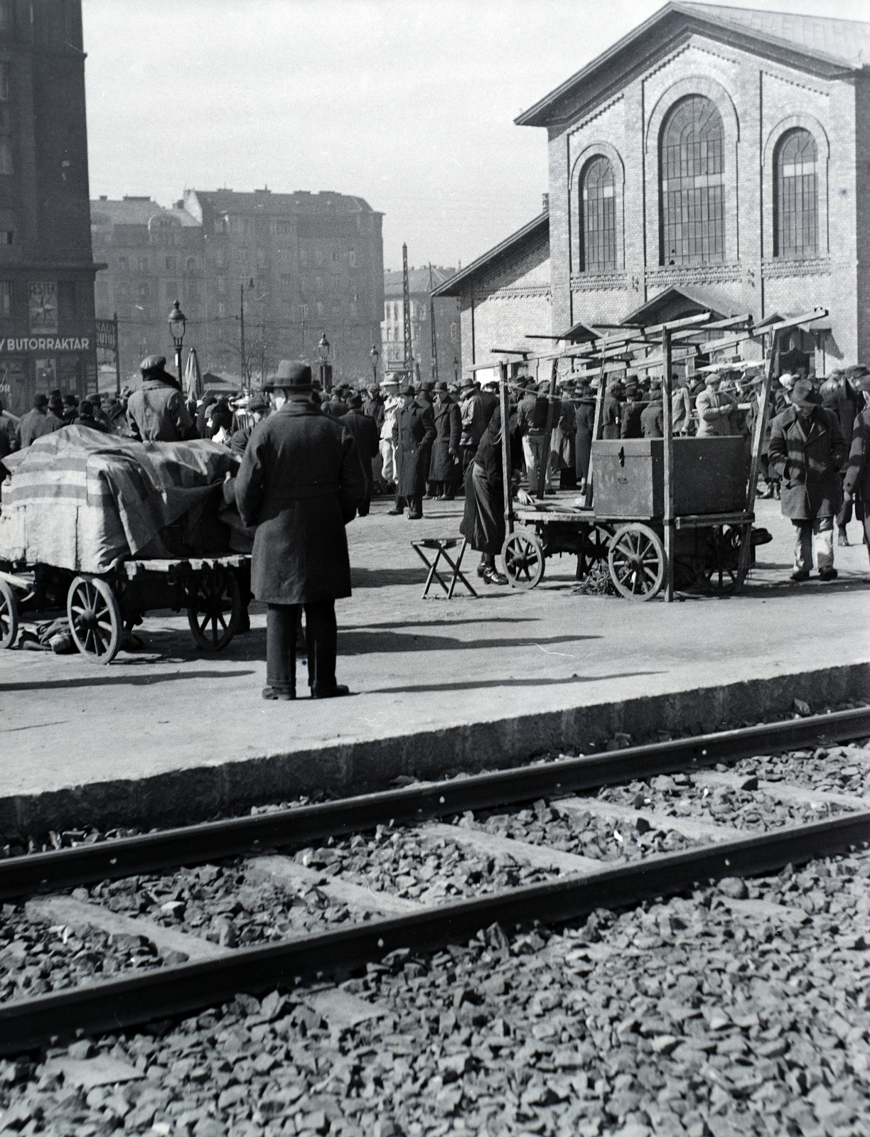 Hungary, Budapest VIII., Fiumei út a Teleki László térnél., 1940, Vaskapu utca, market, Budapest, back, Fortepan #94381