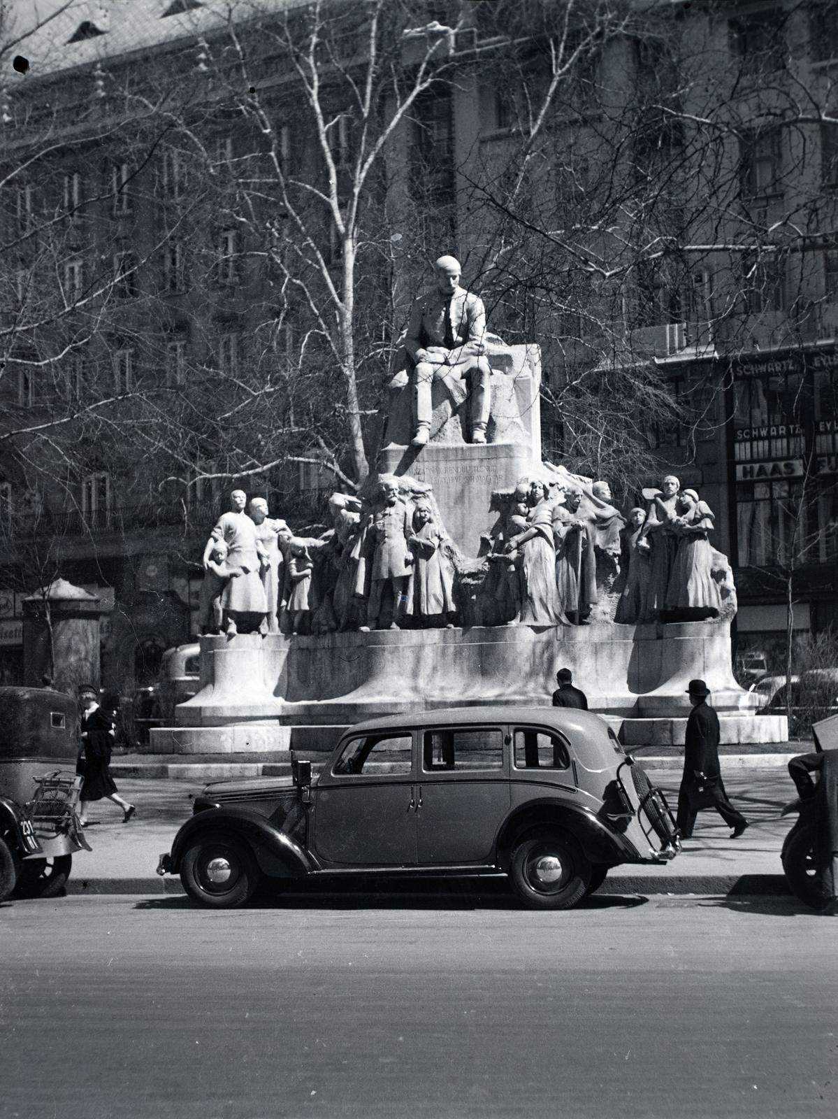 Hungary, Budapest V., Vörösmarty tér, Vörösmarty Mihály szobra (Kallós Ede, Telcs Ede és Márkus Géza 1908.)., 1942, Vaskapu utca, sculpture, taxicab, Budapest, sculptural group, Mihály Vörösmarty-portrayal, Fortepan #94385