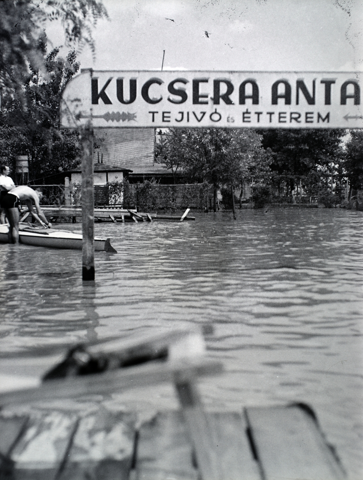 Hungary, Budapest III., Római part., 1940, Vaskapu utca, flood, milk bar, Budapest, Fortepan #94393