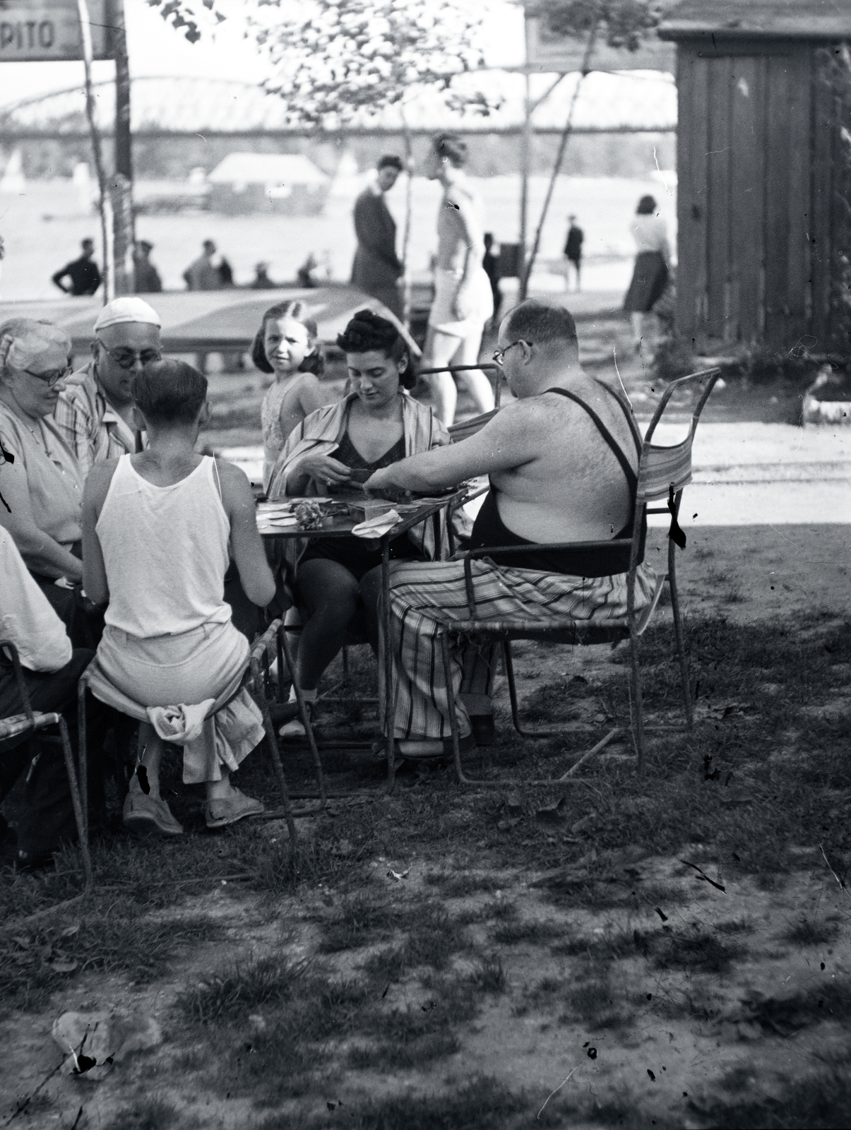 Magyarország, Budapest III., Római part, háttérben az Újpesti vasúti híd., 1939, Vaskapu utca, kártyajáték, Budapest, háttal, Fortepan #94400