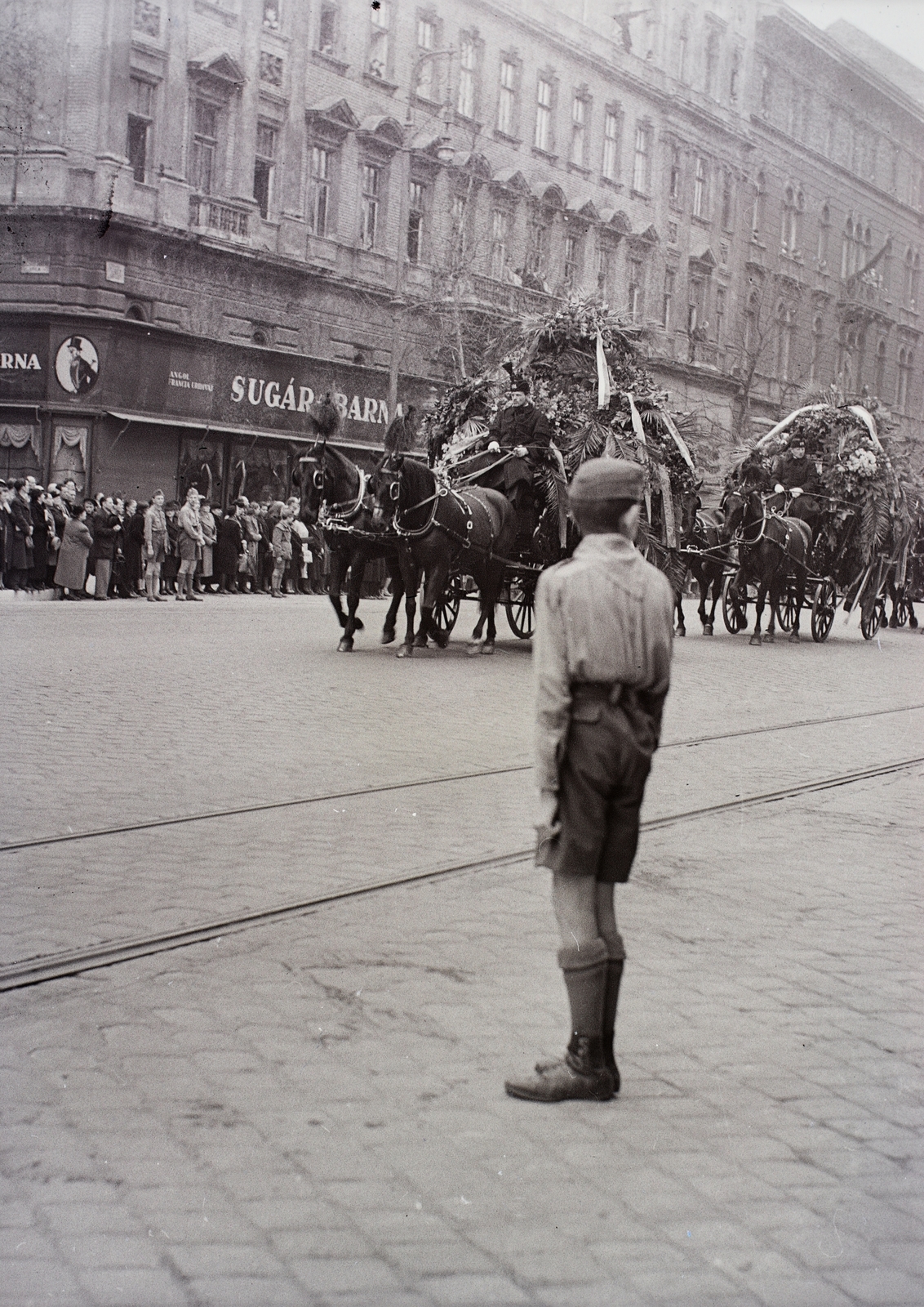 Hungary, Budapest VI., Teréz körút a Szófia (Hegedűs Sándor) utca saroktól az Oktogon felé nézve. Gömbös Gyula temetési menete., 1936, Vaskapu utca, sign-board, Horse-drawn carriage, street view, scouting, Budapest, funeral procession, Fortepan #94407