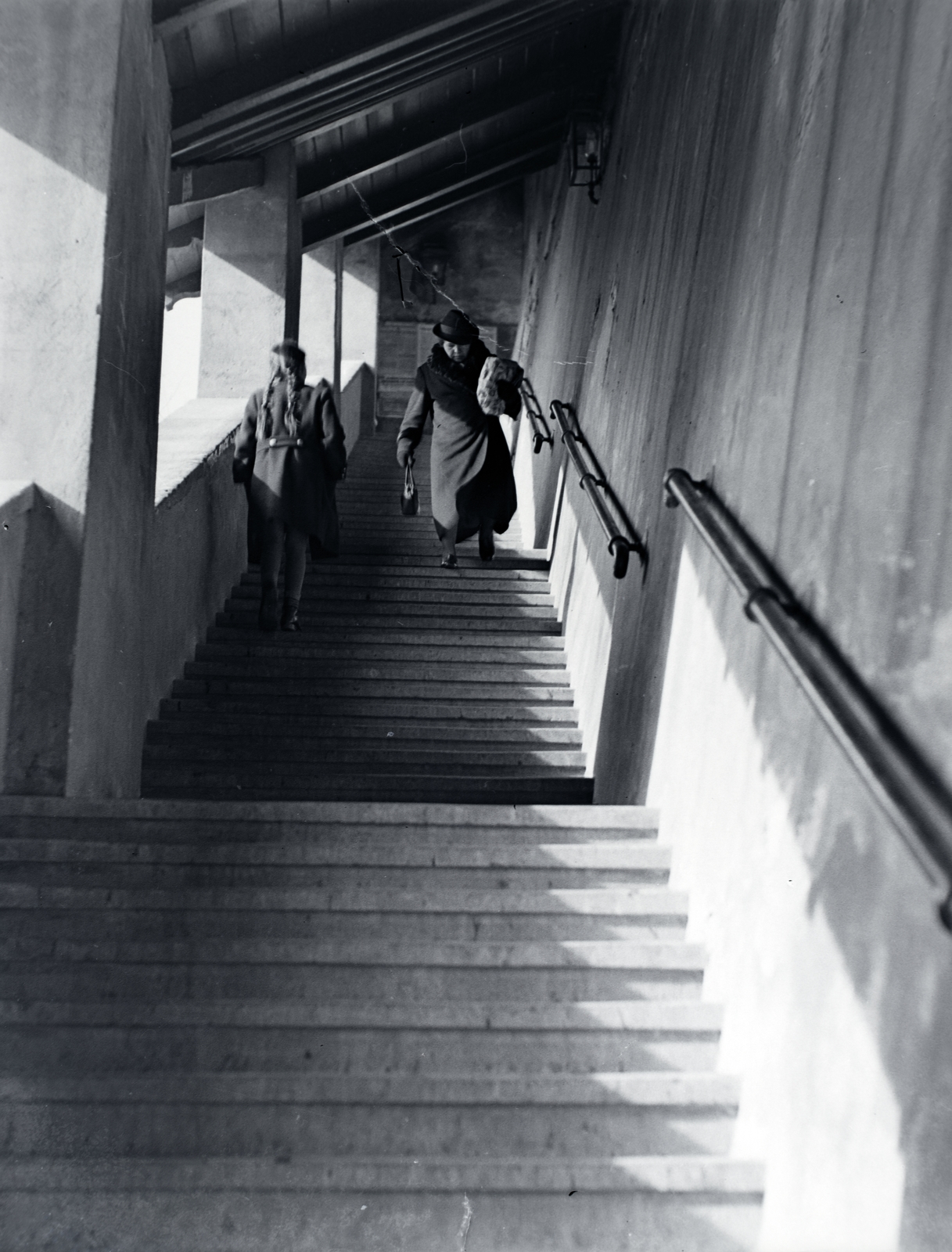 Hungary, Budapest I., fedett lépcső a Lovas út és a Tóth Árpád sétány (Gróf Bethlen István bástyasétány) között., 1940, Vaskapu utca, stairs, Budapest, Fortepan #94424