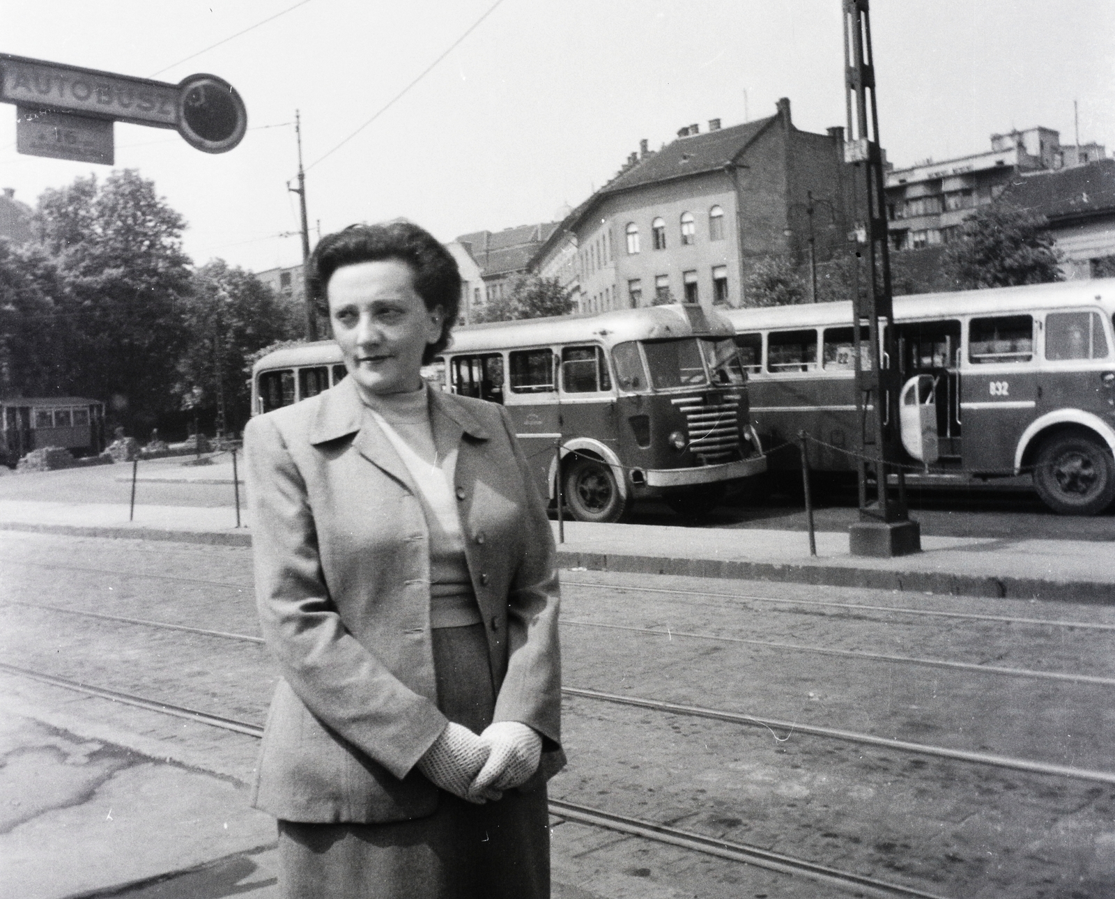 Hungary, Budapest II., Széll Kálmán (Moszkva) tér a Szilágyi Erzsébet (Malinovszkij) fasor felé nézve., 1958, Vaskapu utca, portrait, bus, street view, Ikarus-brand, bus stop, lady, trash can, Budapest, Fortepan #94434