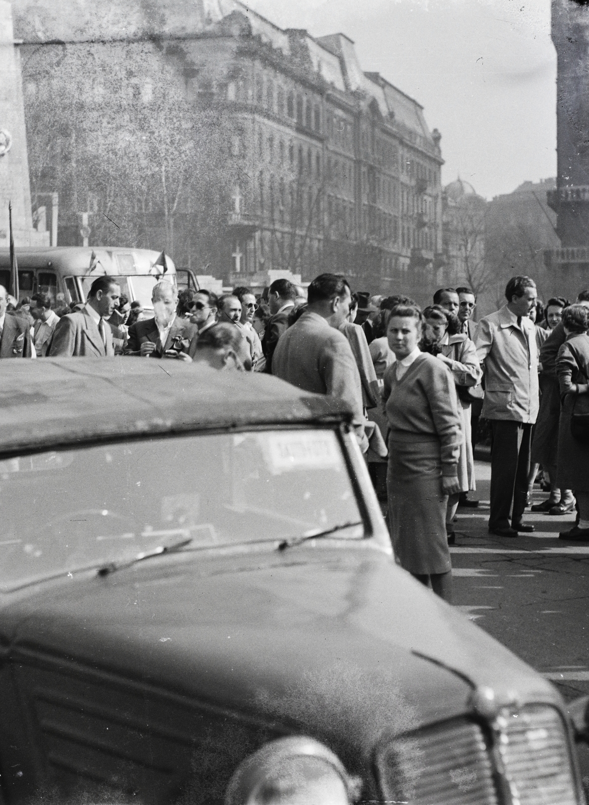 Magyarország, Budapest V., Szabadság tér, jobbra az Aulich utca, távolban a Báthory utca - Hold (Rosenberg házaspár) utca sarkán álló ház, 1954, Vaskapu utca, Budapest, csoportosulás, Fortepan #94444