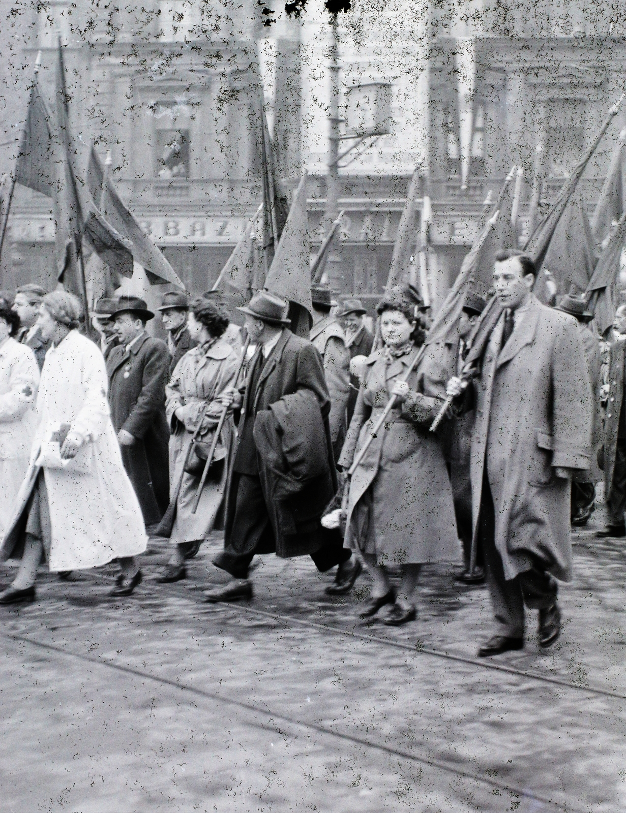 Magyarország, Budapest VI., Oktogon, háttérben az Abbázia kávéház., 1948, Vaskapu utca, felvonulás, május 1, Budapest, rontott fotó, Fortepan #94452