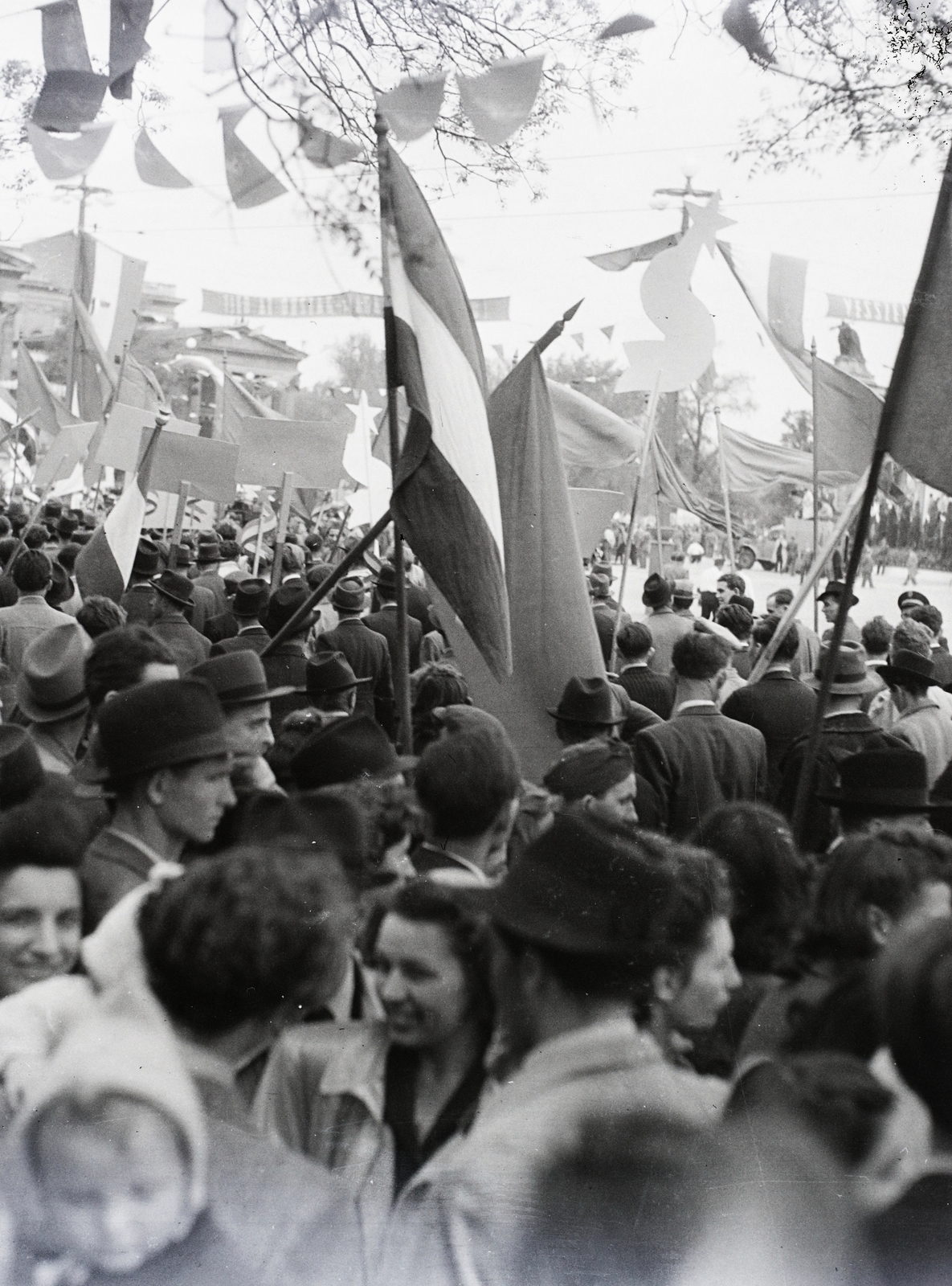 Hungary, Budapest XIV., Hősök tere., 1948, Vaskapu utca, march, 1st of May parade, Budapest, mass, flag, Fortepan #94453