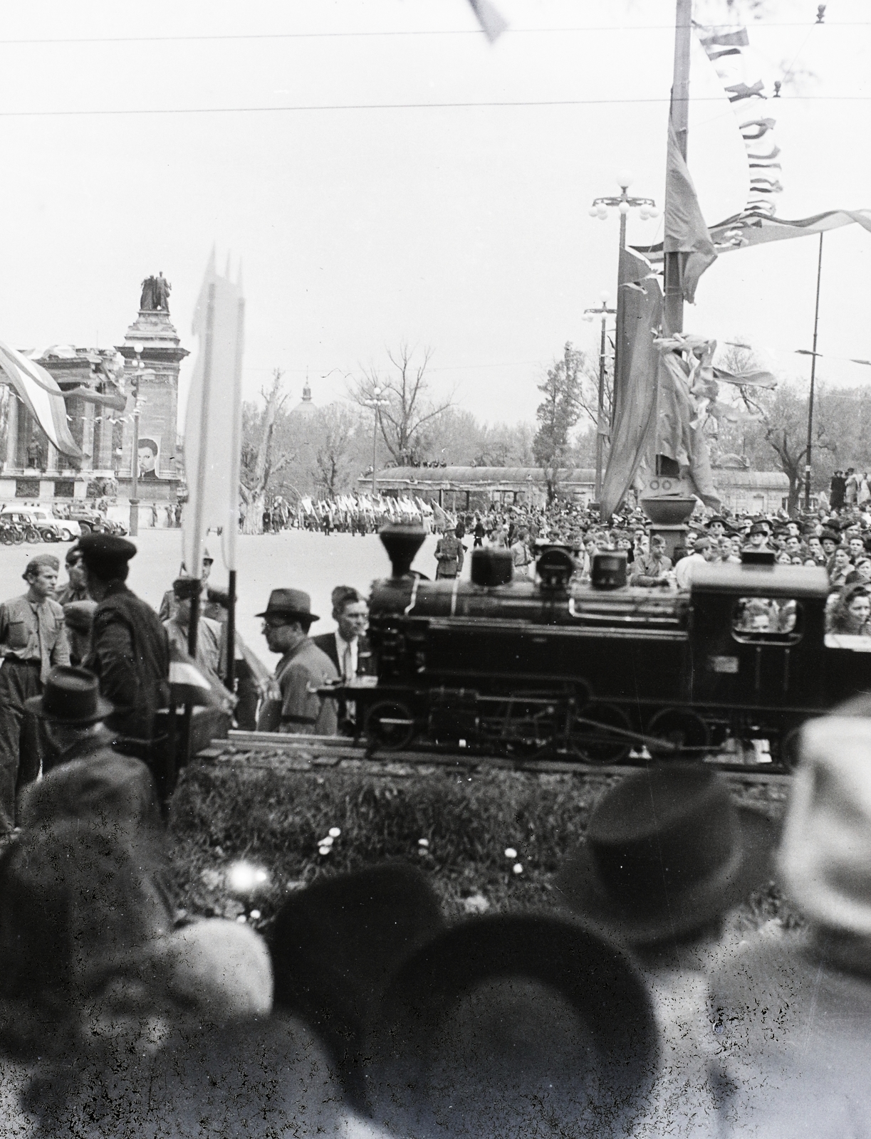 Magyarország, Budapest XIV., Hősök tere., 1948, Vaskapu utca, felvonulás, május 1, vasútmodell, Budapest, pódiumautó, Fortepan #94454