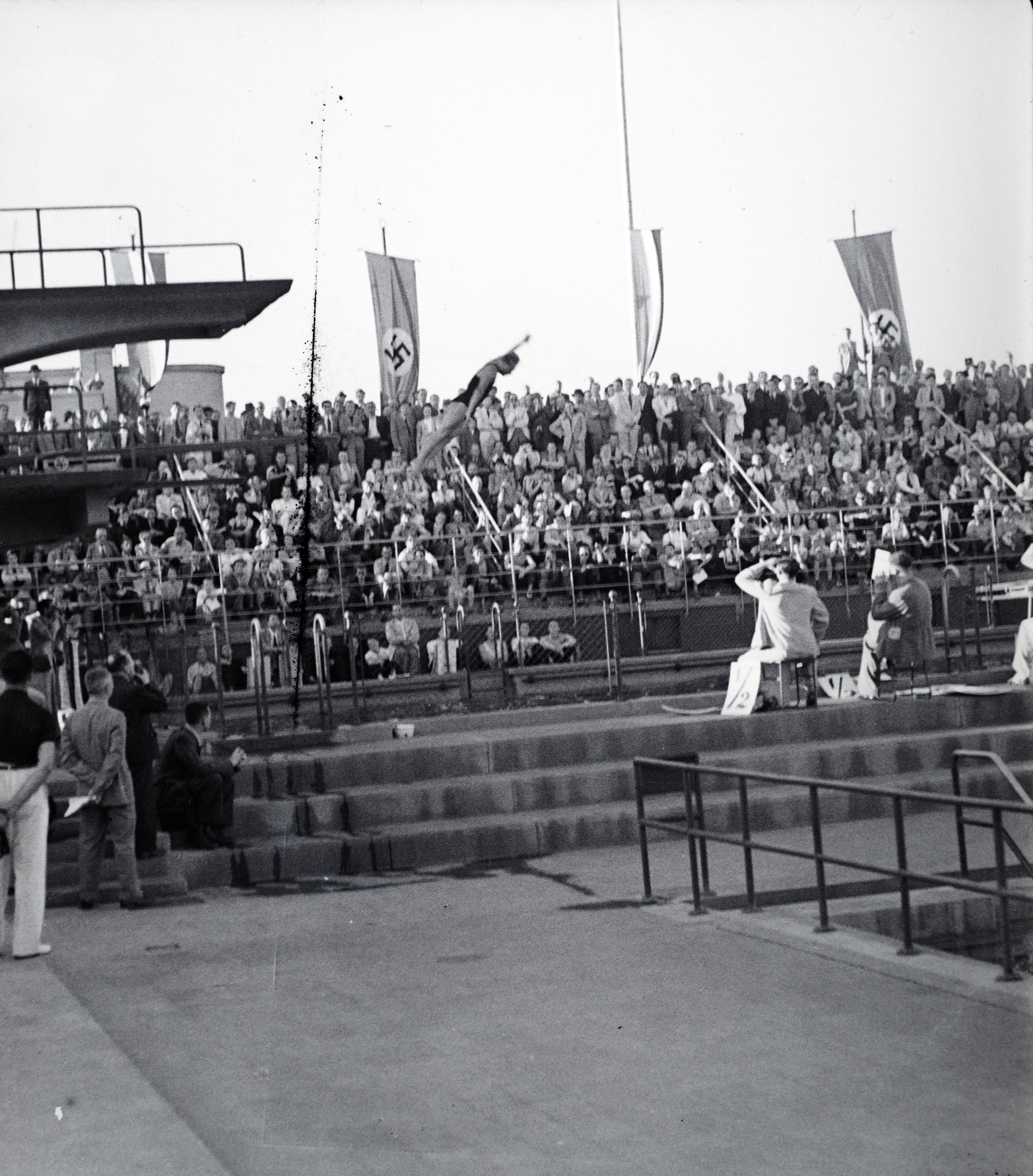 Hungary, Margit Islands, Budapest, Hajós Alfréd Nemzeti Sportuszoda, toronyugró medence., 1940, Vaskapu utca, flag, swastica, diving tower, acrobatic diving, Fortepan #94458