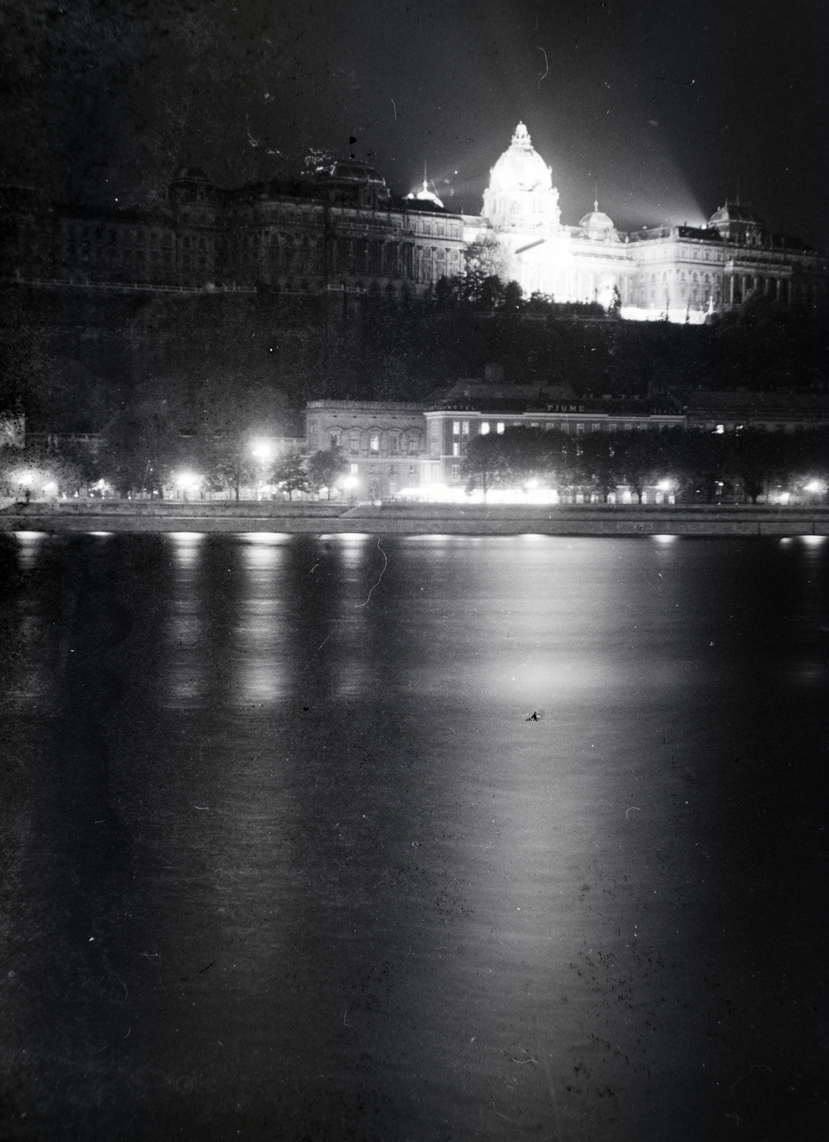 Hungary, Budapest V.,Budapest I., Királyi Palota (később Budavári Palota) a Vigadó tér felől nézve., 1937, Vaskapu utca, water surface, view, castle, Danube, floodlighting, Budapest, Fortepan #94463