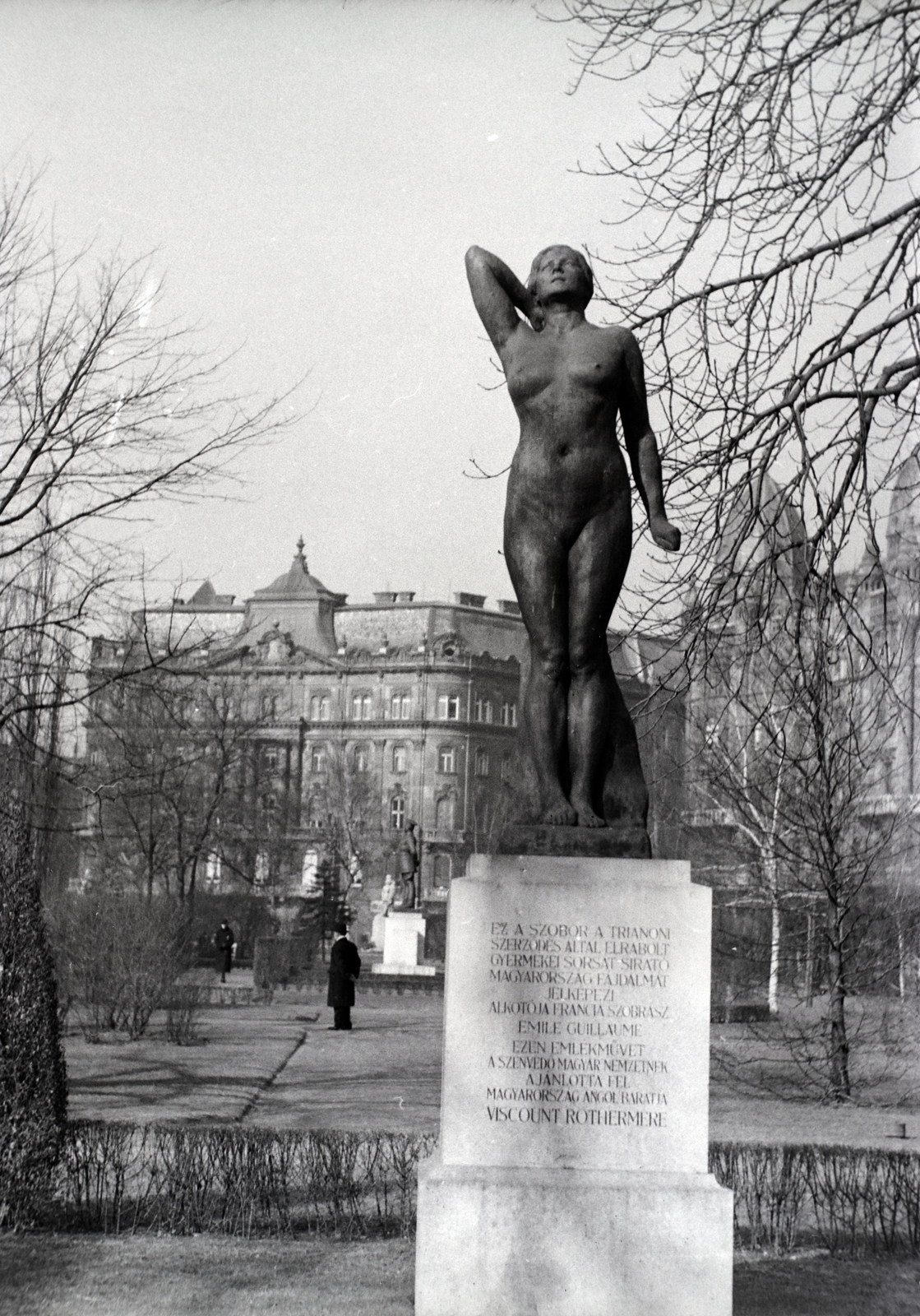 Hungary, Budapest V., Szabadság tér, a Magyar Fájdalom szobra (Emile Guillaume, 1932.), 1942, Vaskapu utca, Budapest, Fortepan #94471