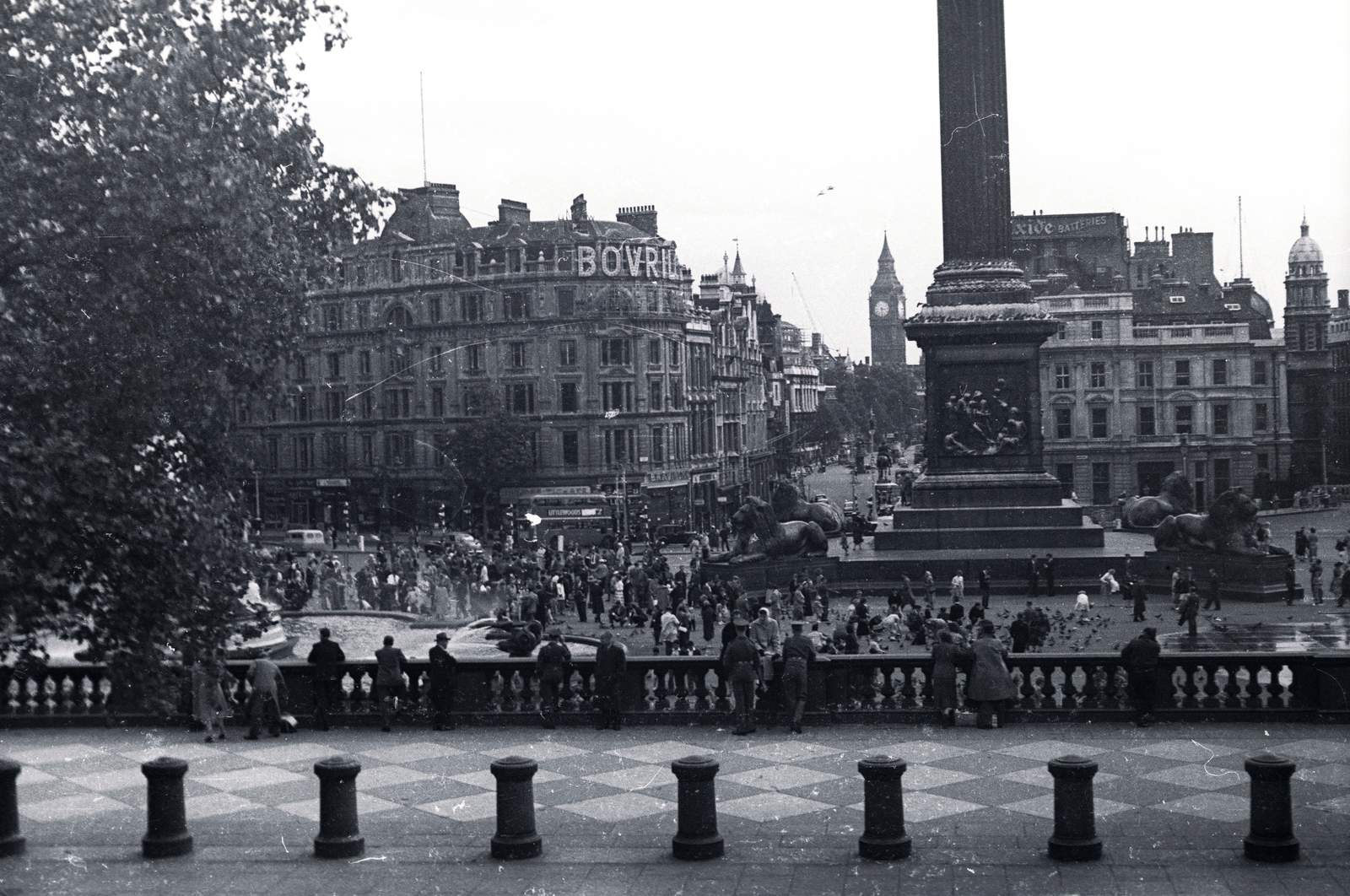 United Kingdom, London, Trafalgar Square, szemben a Whitehall. Előtérben a Nelson's Column., 1957, Vaskapu utca, ad, fountain, monument, pedestrian, street view, genre painting, tower, Neo-Gothic-style, stone lion, William Railton-design, Augustus Pugin-design, Fortepan #94479