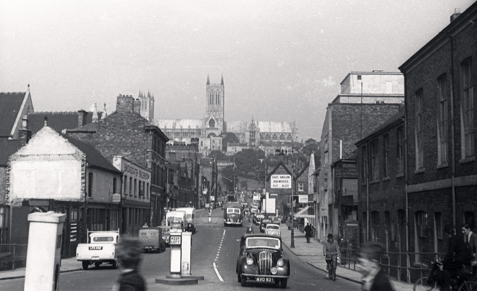 United Kingdom, Lincoln, Broadgate a székesegyház felé nézve., 1957, Vaskapu utca, bicycle, traffic, pedestrian, commercial vehicle, street view, genre painting, automobile, Fortepan #94480