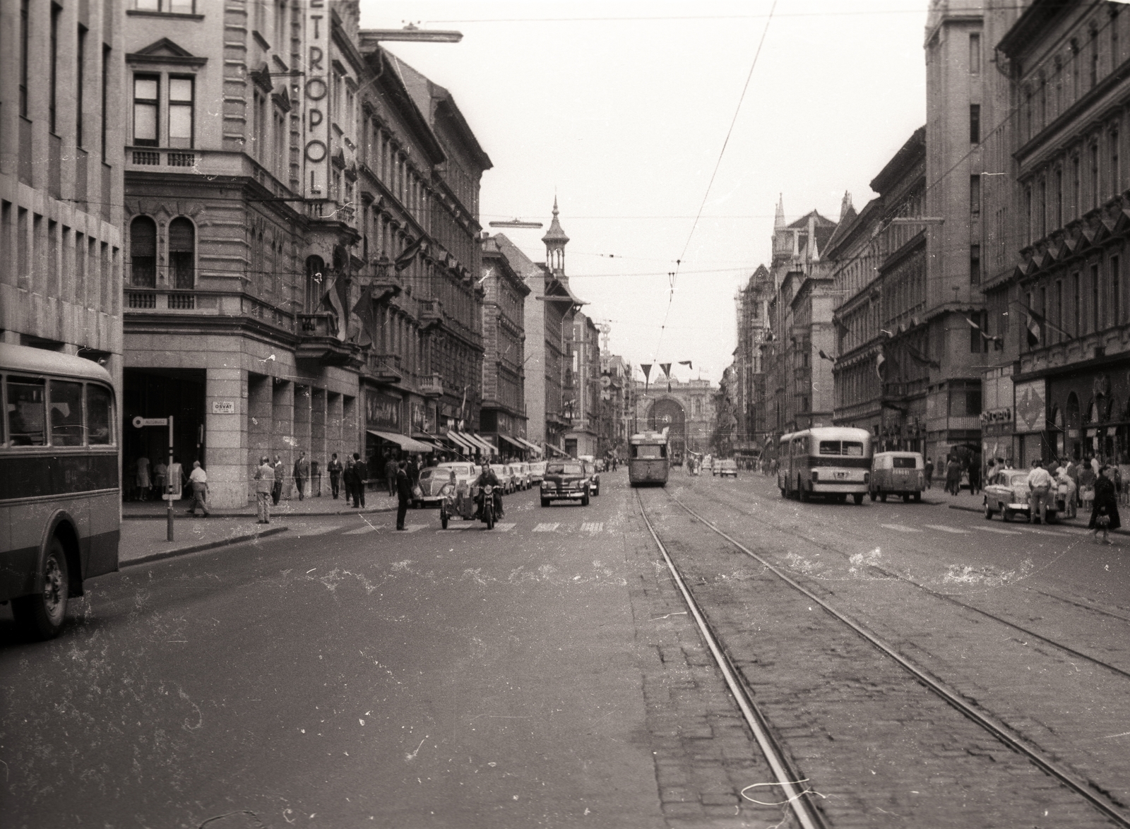Hungary, Budapest VIII.,Budapest VII., Rákóczi út, balra az Osvát (Miksa) utca torkolata, háttérben a Keleti pályaudvar., 1962, Vaskapu utca, traffic, bus, street view, genre painting, tram, bus stop, motorcycle with sidecar, automobile, Budapest, Fortepan #94488