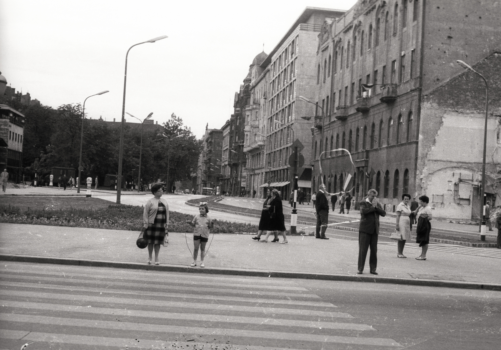 Hungary, Budapest V., József Attila utca a Bajcsy-Zsilinszky útról nézve, balra az Erzsébet (Engels) tér., 1964, Vaskapu utca, street view, genre painting, lamp post, jump rope, neon lights, Budapest, crosswalk, Fortepan #94490