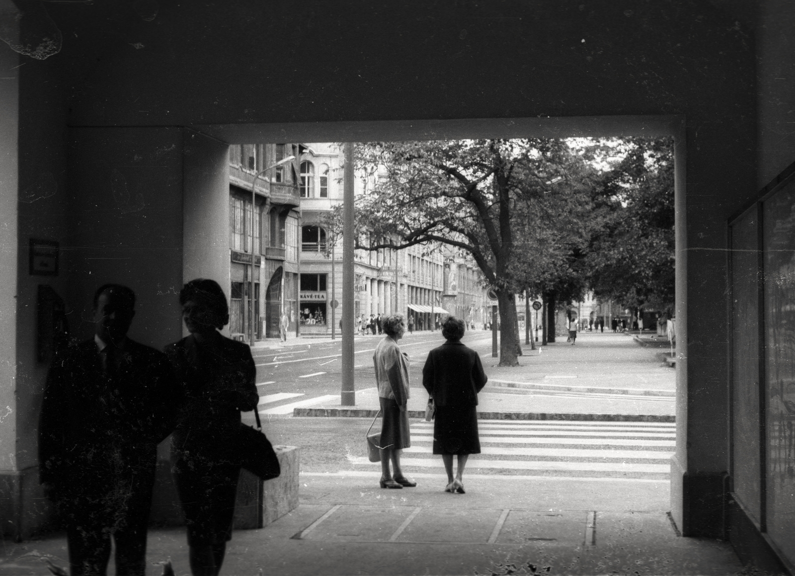 Magyarország, Budapest V., József Attila utca a Bajcsy-Zsilinszky út felé nézve, jobbra az Erzsébet (Engels) tér., 1964, Vaskapu utca, utcakép, életkép, Budapest, gyalogátkelő, Fortepan #94492