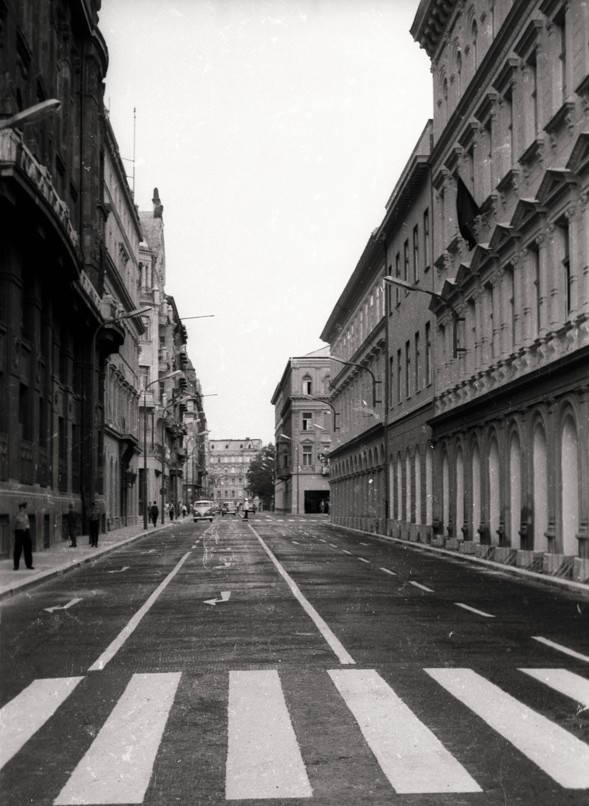 Hungary, Budapest V., József Attila utca a Széchenyi István (Roosevelt) tér felől a Bajcsy-Zsilinszky út felé nézve., 1964, Vaskapu utca, street view, Budapest, crosswalk, Fortepan #94493